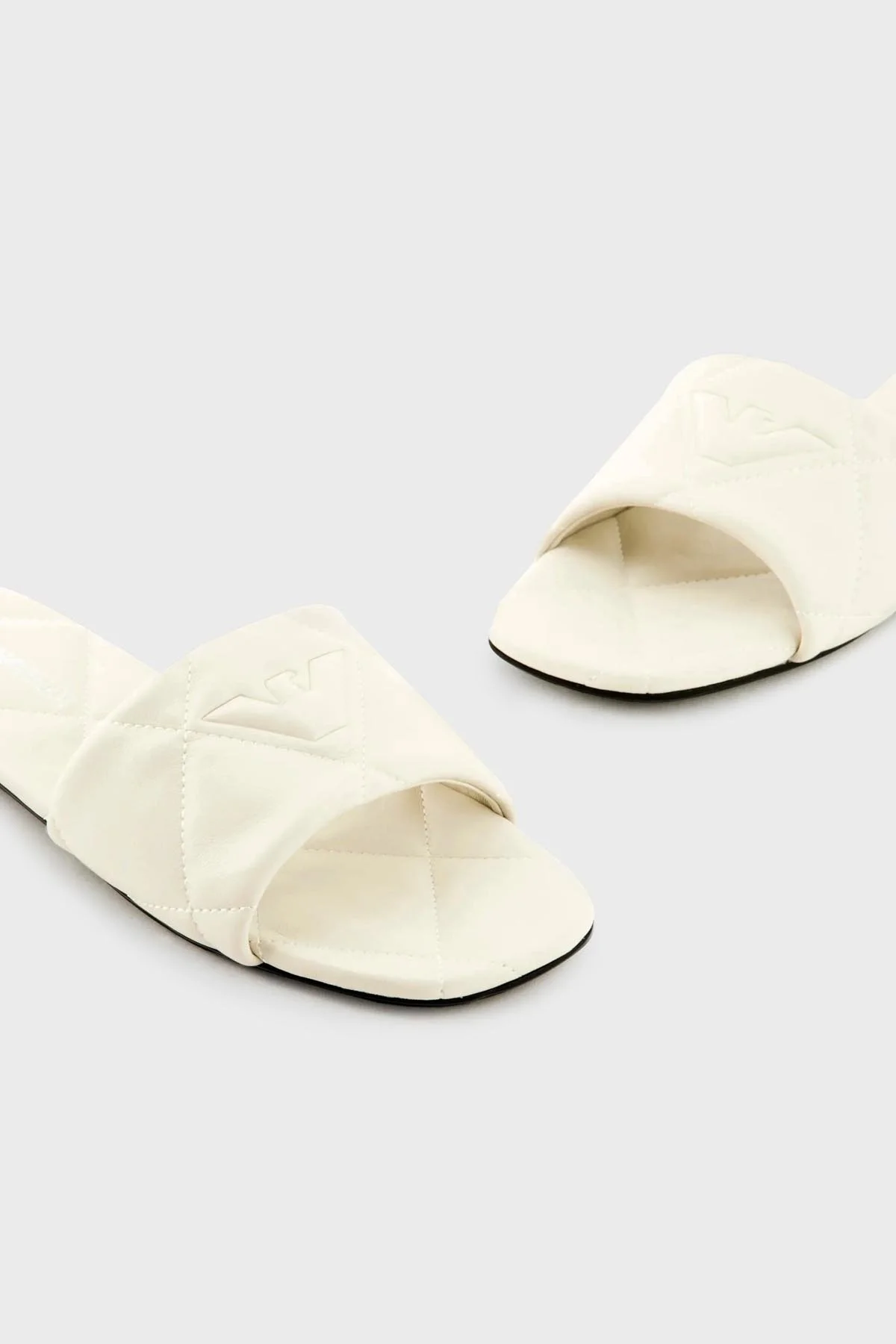 Emporio Armani Kapitone Düz Bayan Terlik X3P826 XF770 00395 BEYAZ - 11