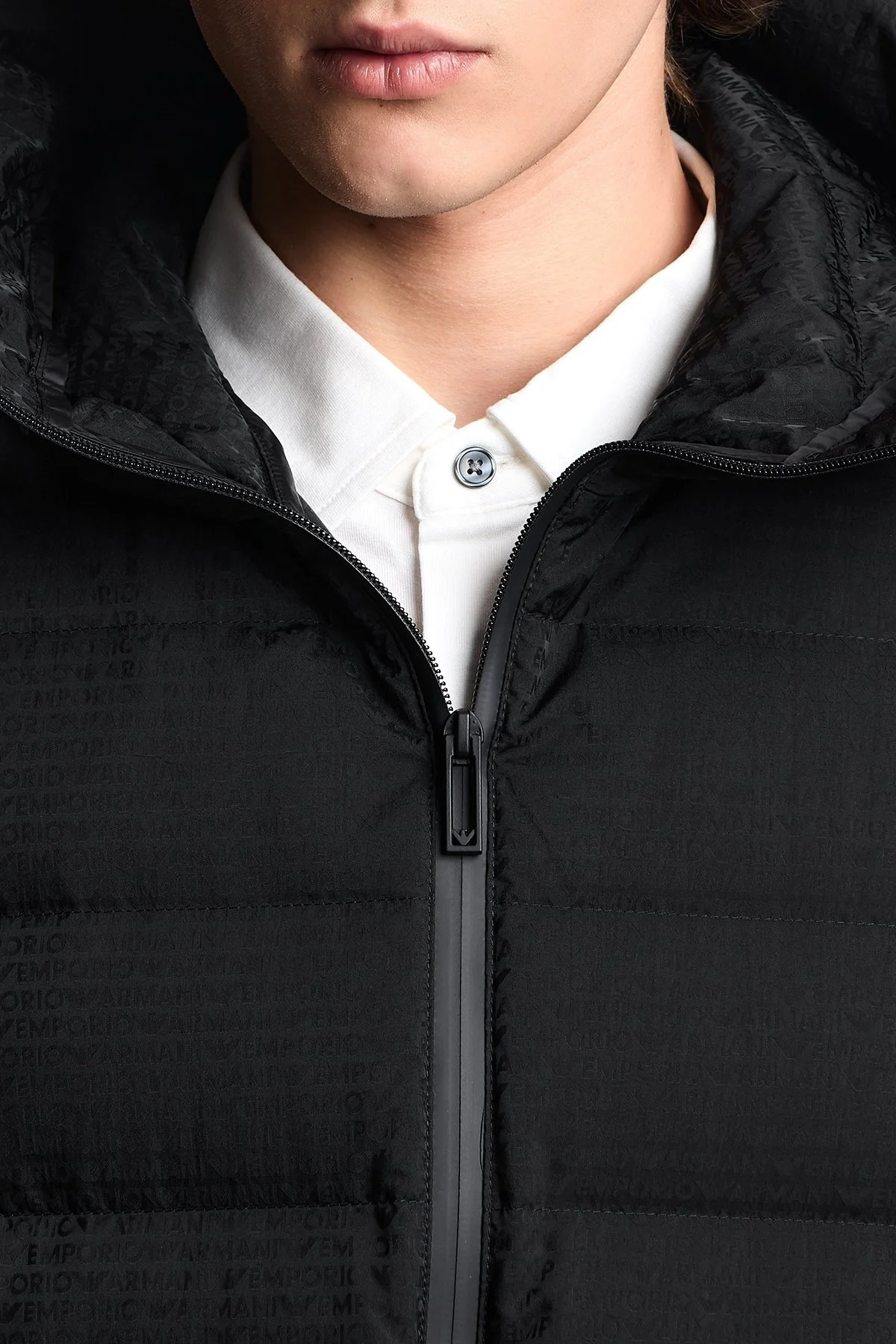 Emporio Armani Kapitoneli 4G Logolu Regular Fit Kapüşonlu Erkek Mont EM003043 AF15384 UC001 SİYAH - 4