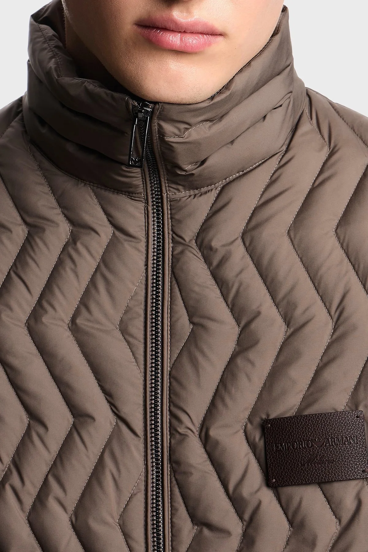 Emporio Armani Kapitoneli Kuş Tüyü Dolgulu Dik Yaka Şişme Erkek Mont EM003415 AF18231 U6189 BEJ - 4