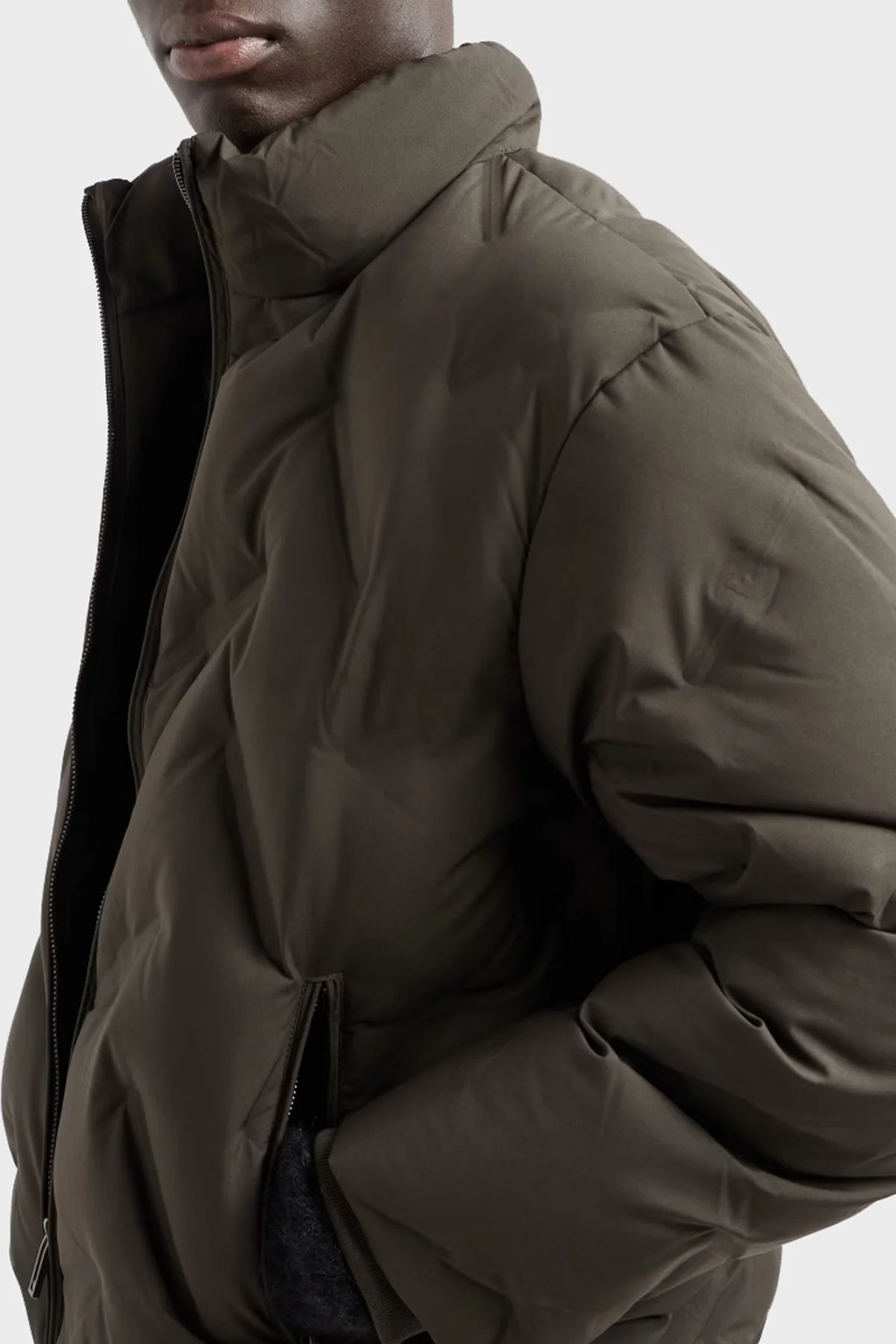 Emporio Armani Kapitoneli Regular Fit Kuş Tüyü Dolgulu Dik Yaka Kısa Şişme Erkek Mont 6D1BD6 1NUEZ 05A6 HAKİ - 4