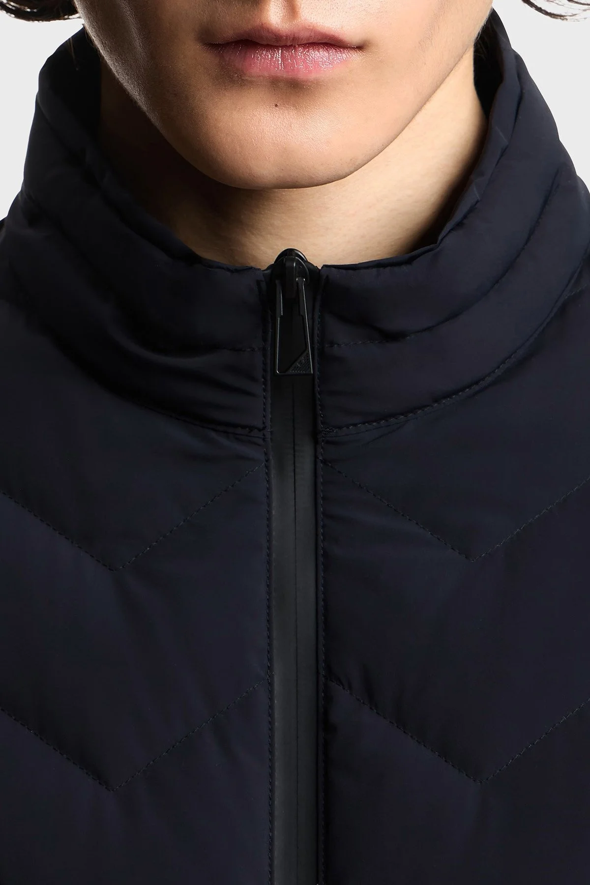 Emporio Armani Kapitoneli Su İtici Dik Yaka Erkek Mont EM004947 AF18499 UB118 Lacivert - 4