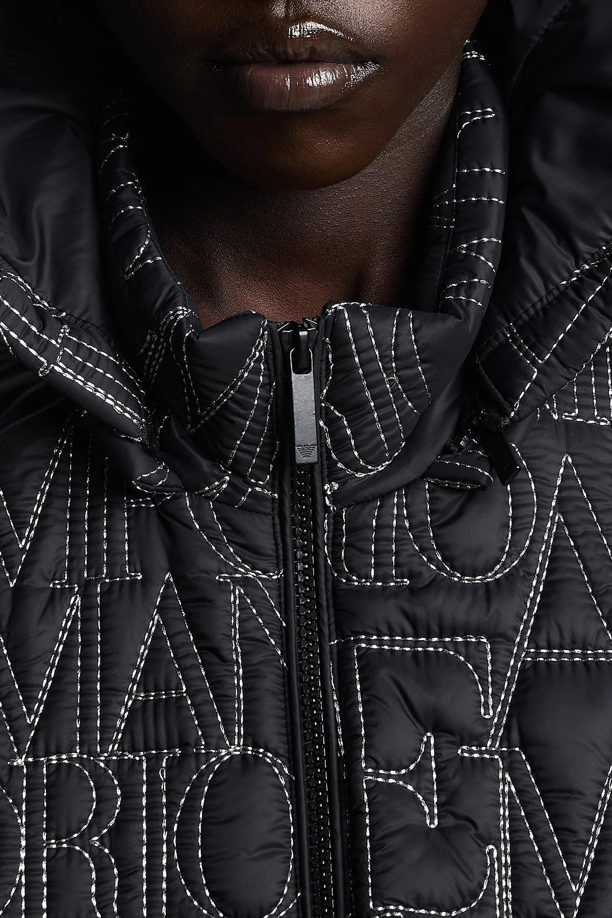 Emporio Armani Logo İşlemeli Regular Fit Çıkarılabilir Kapüşonlu Bayan Mont EW001389 AF12645 UC001 SİYAH - 12