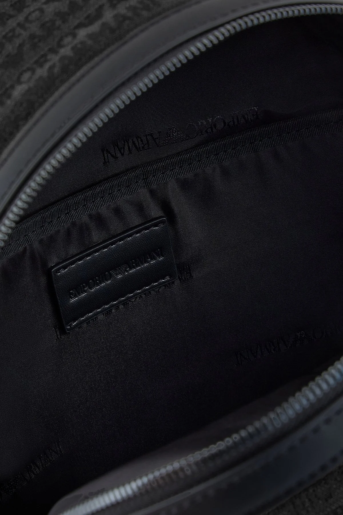 Emporio Armani Logo Kaplı Jakarlı Ayarlanabilir Askılı Erkek Sırt Çantası EM001209 AF13823 U8168 SİYAH - 7