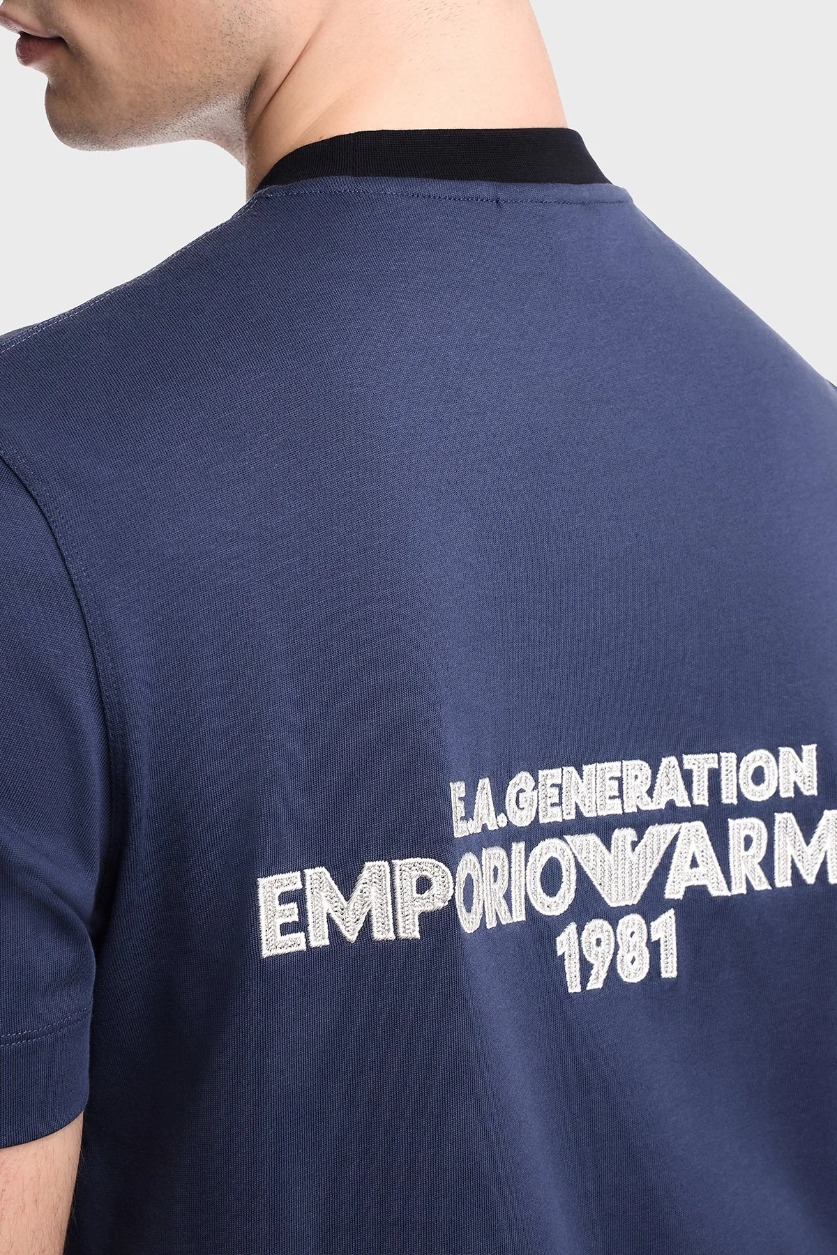 Emporio Armani Logolu % 100 Pamuk Regular Fit Bisiklet Yaka Sırt Baskılı Erkek T Shirt EM005257 AF13715 UB130 LACİVERT - 4