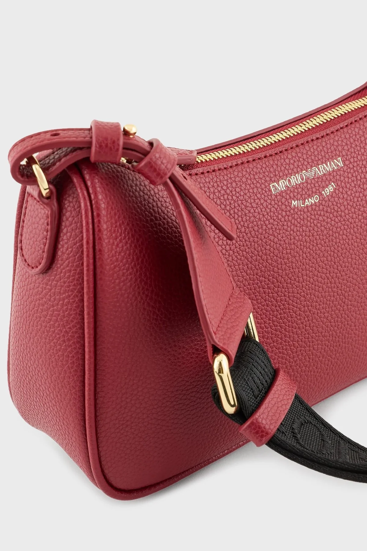 Emporio Armani Logolu Ayarlanabilir Omuz Askılı Bayan Çanta EW000539 AF12036 M5008 BORDO - 8