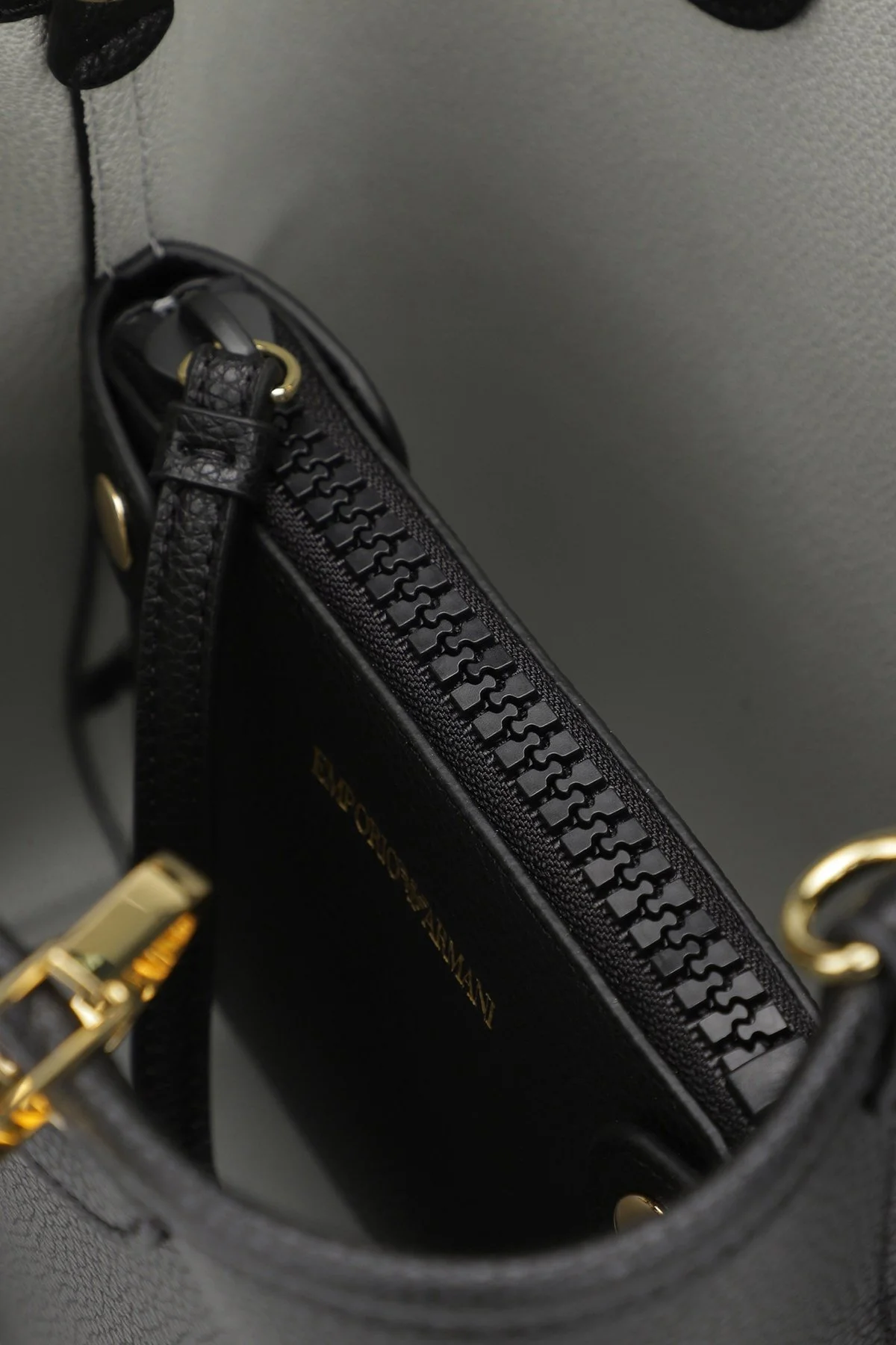 Emporio Armani Logolu Çıkarılabilir Askılı Bayan Çanta EW000362 AF12103 MC032 SİYAH-GOLD - 6