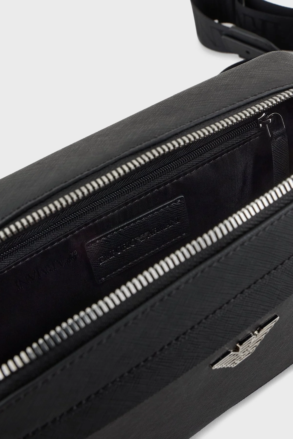 Emporio Armani Logolu Çıkarılabilir Askılı Erkek Çanta EM001186 AF13805 UC001 SİYAH - 4