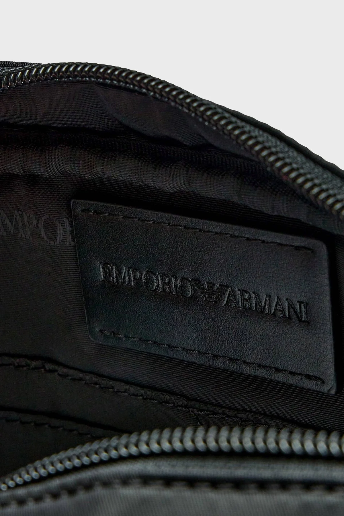 Emporio Armani Logolu Çıkarılabilir Tutma Saplı Erkek Çanta EM001811 AF13454 UC001 SİYAH - 10