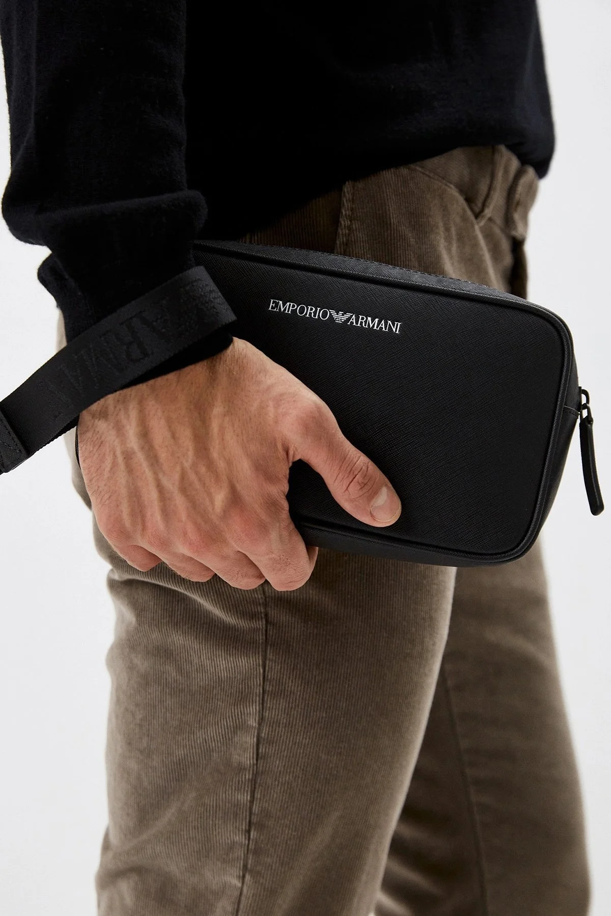 Emporio Armani Logolu Fermuarlı El Erkek Çanta Y4R356 Y020V 81072 SİYAH - 2