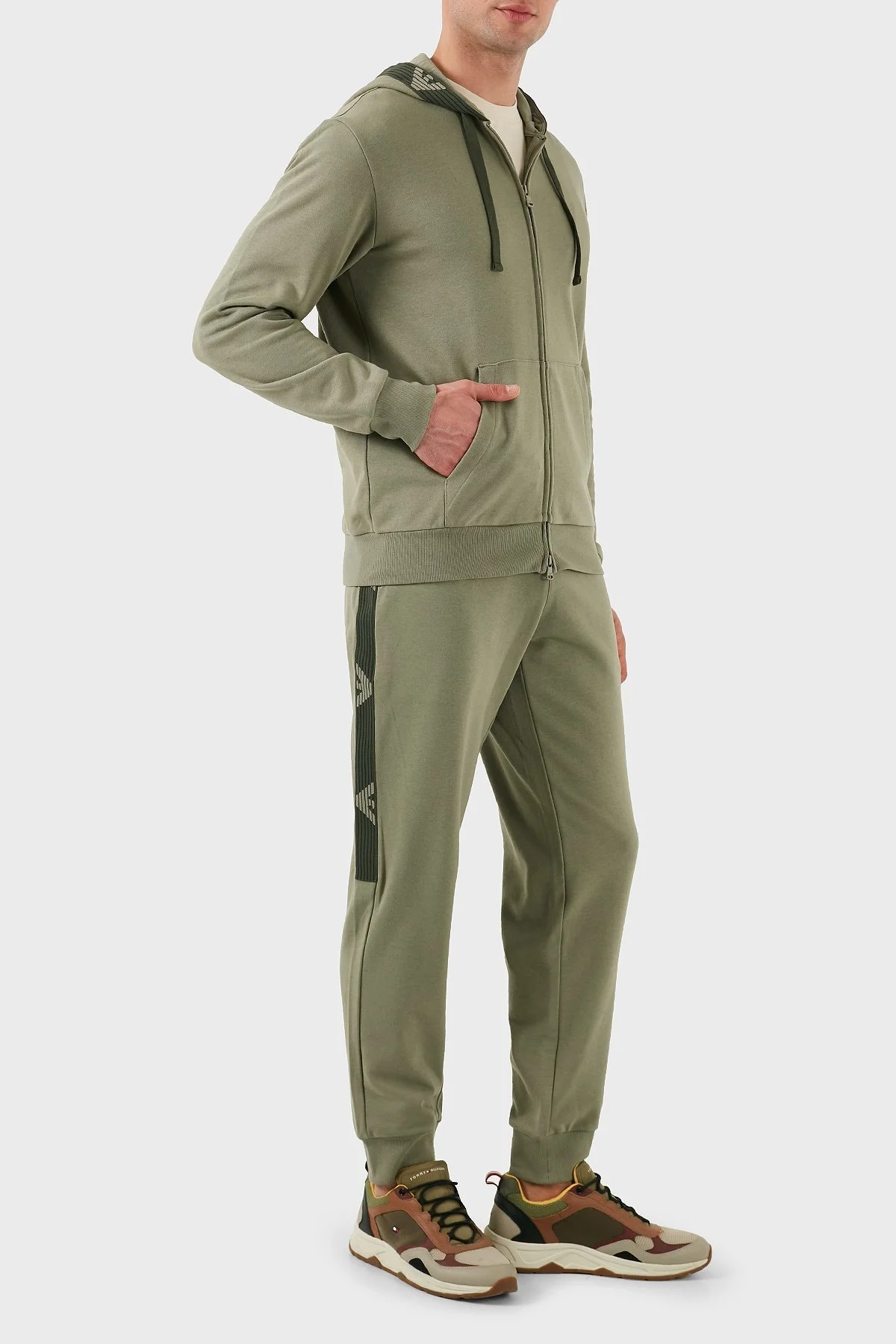 Emporio Armani Logolu Pamuklu Regular Fit Elastik Bel Ribanalı Paça Erkek Pantolon EM000500 AF10781 U6274 HAKİ - 8