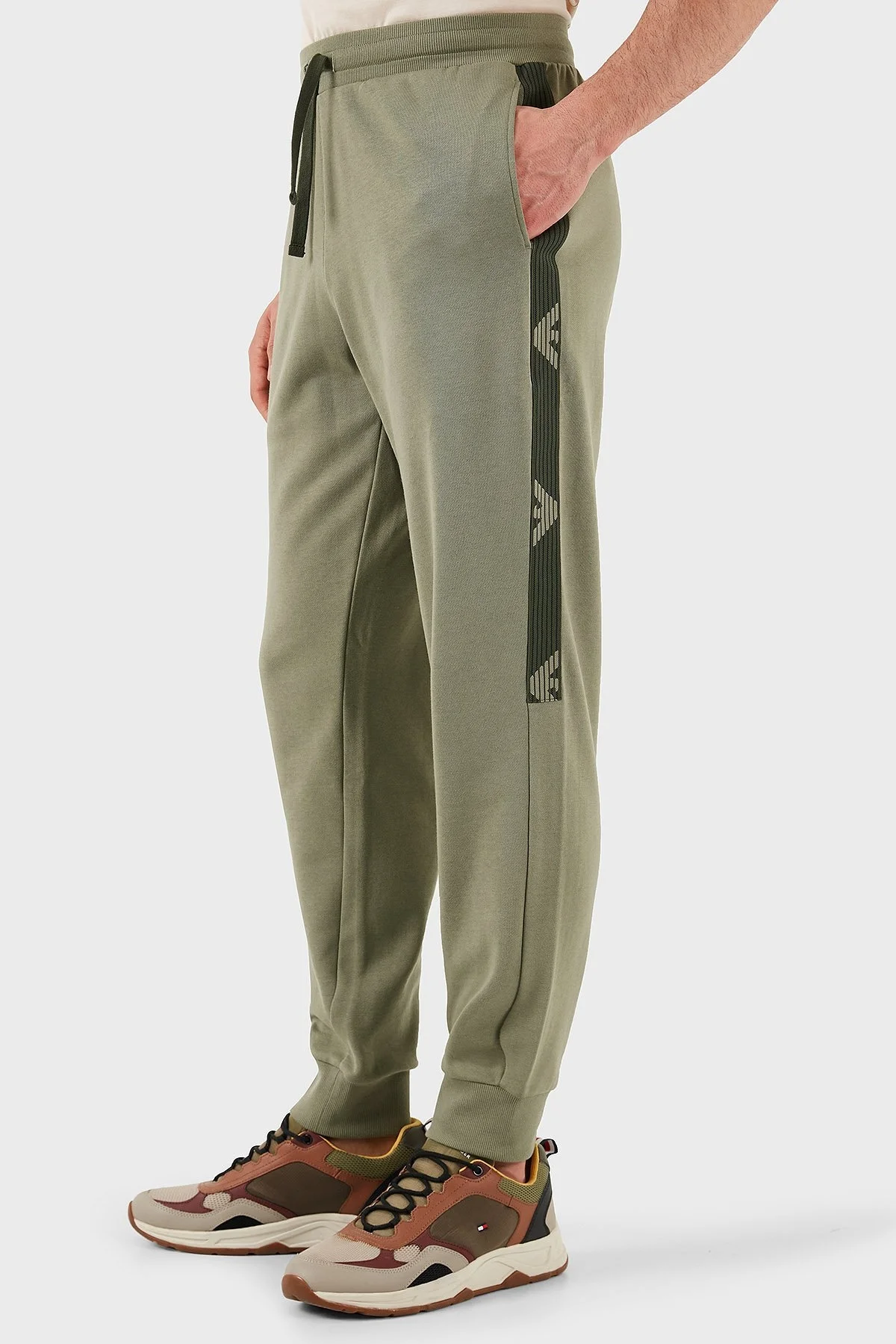 Emporio Armani Logolu Pamuklu Regular Fit Elastik Bel Ribanalı Paça Erkek Pantolon EM000500 AF10781 U6274 HAKİ - 9