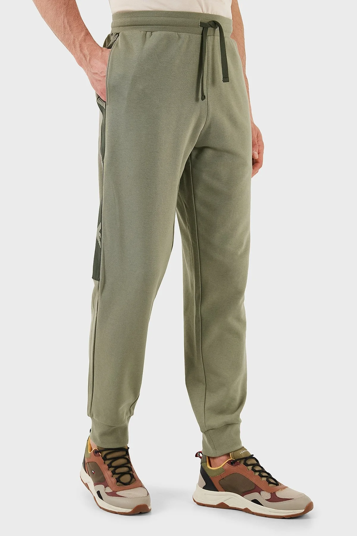 Emporio Armani Logolu Pamuklu Regular Fit Elastik Bel Ribanalı Paça Erkek Pantolon EM000500 AF10781 U6274 HAKİ - 10