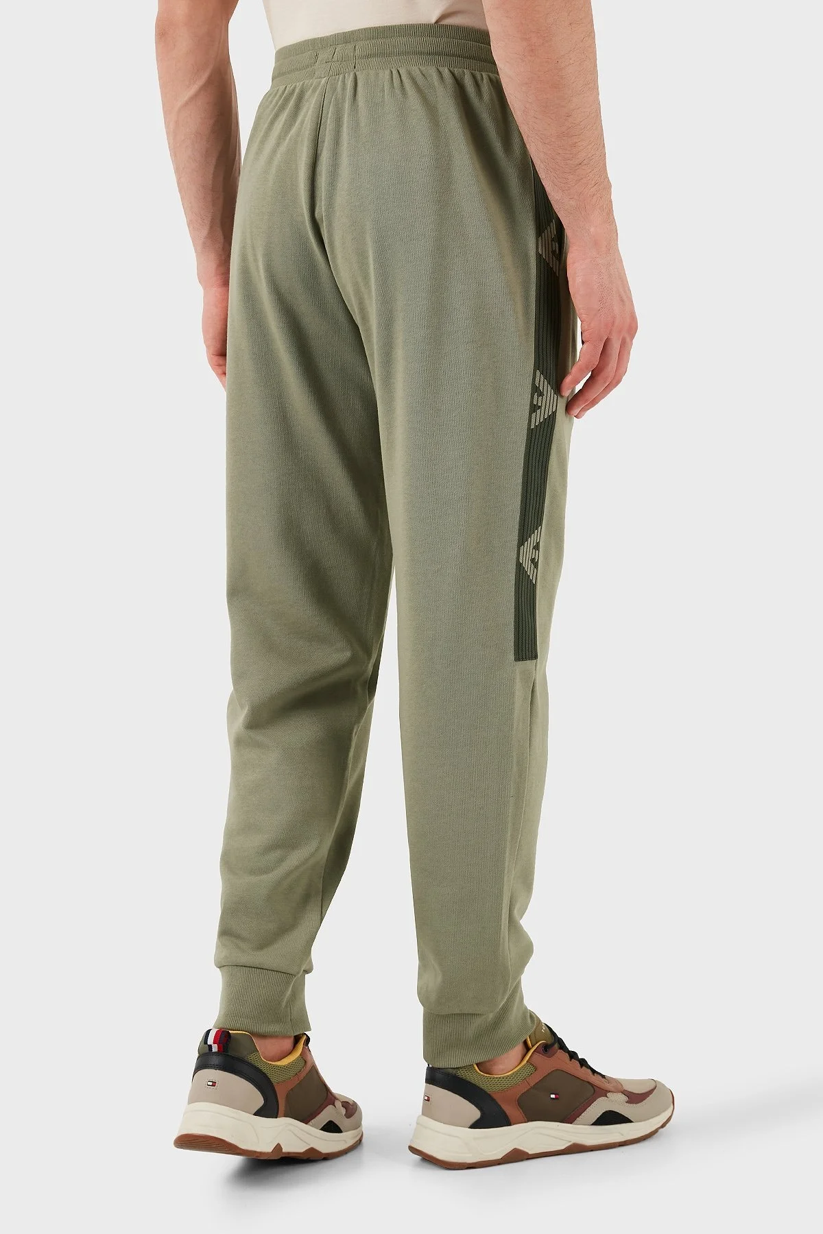 Emporio Armani Logolu Pamuklu Regular Fit Elastik Bel Ribanalı Paça Erkek Pantolon EM000500 AF10781 U6274 HAKİ - 12