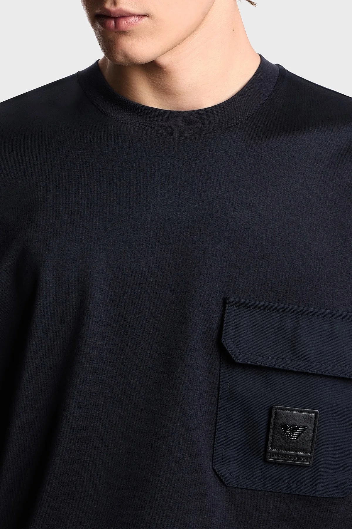 Emporio Armani Logolu Pamuklu Regular Fit Tek Göğüs Cepli Erkek T Shirt EM002978 AF10761 UB118 LACİVERT - 5