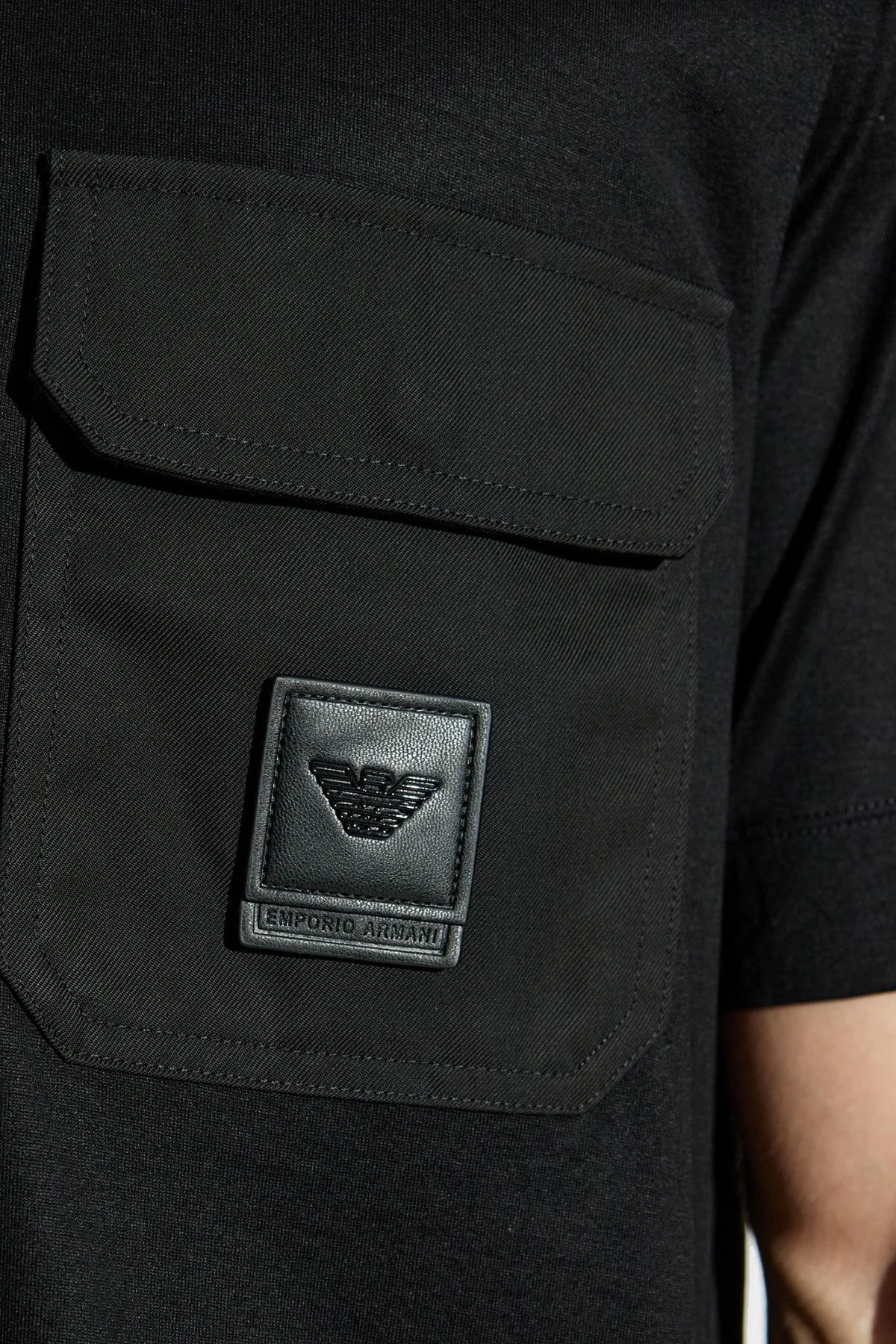 Emporio Armani Logolu Pamuklu Regular Fit Tek Göğüs Cepli Erkek T Shirt EM002978 AF10761 UC001 SİYAH - 4