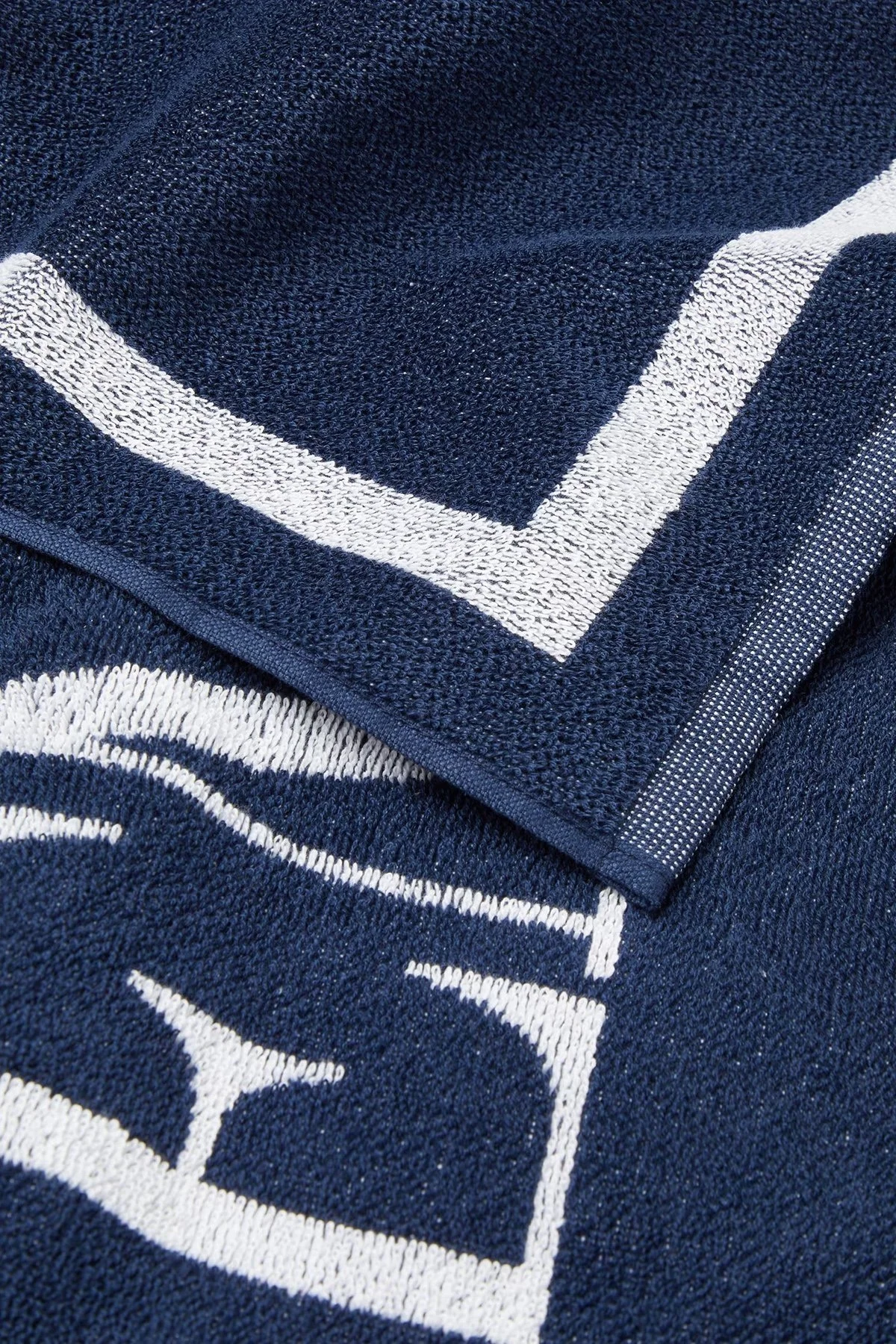 Emporio Armani Logolu Pamuklu Unisex Plaj Havlusu 231772 3R451 06935 LACİVERT - 2