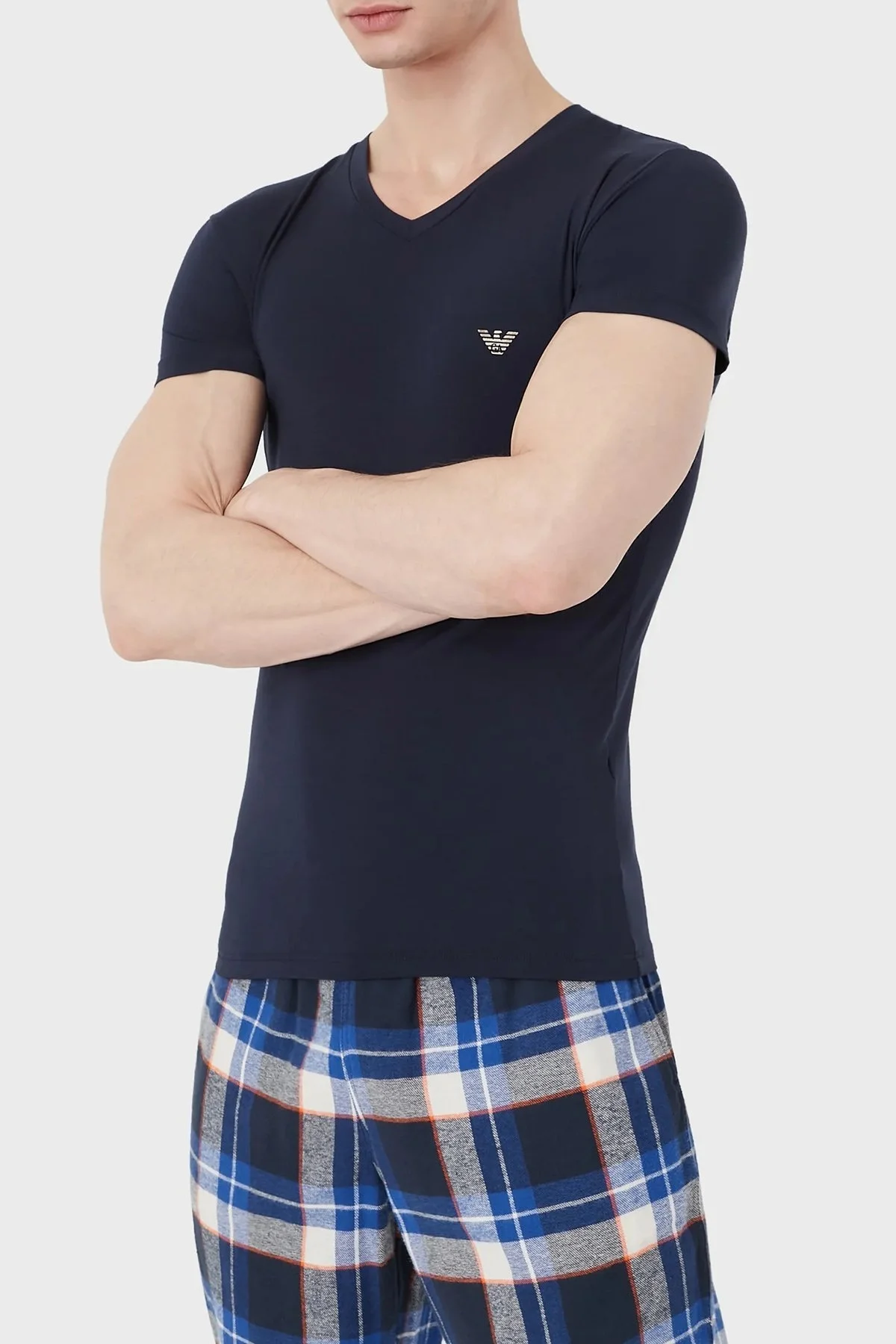 Emporio Armani Logolu Pamuklu V Yaka Slim Fit Erkek T Shirt 110810 2F511 00135 LACİVERT - 1