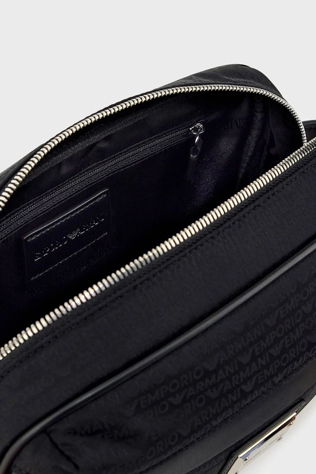 Emporio Armani Logolu Te Saplı Erkek Çanta EM007027 AF28660 UC001 Siyah - 4