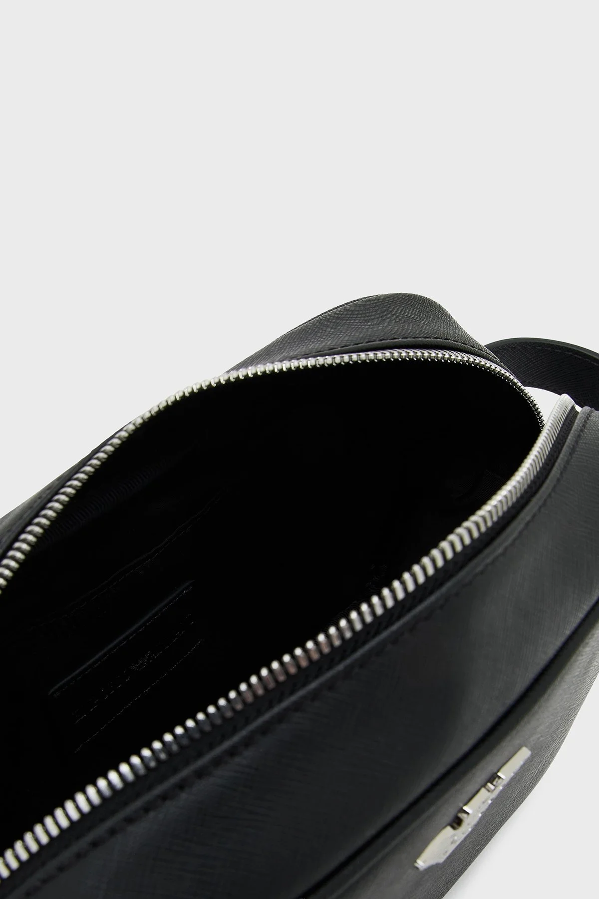 Emporio Armani Logolu Tek Saplı Erkek Çanta EM002829 AF13666 UC001 SİYAH - 3