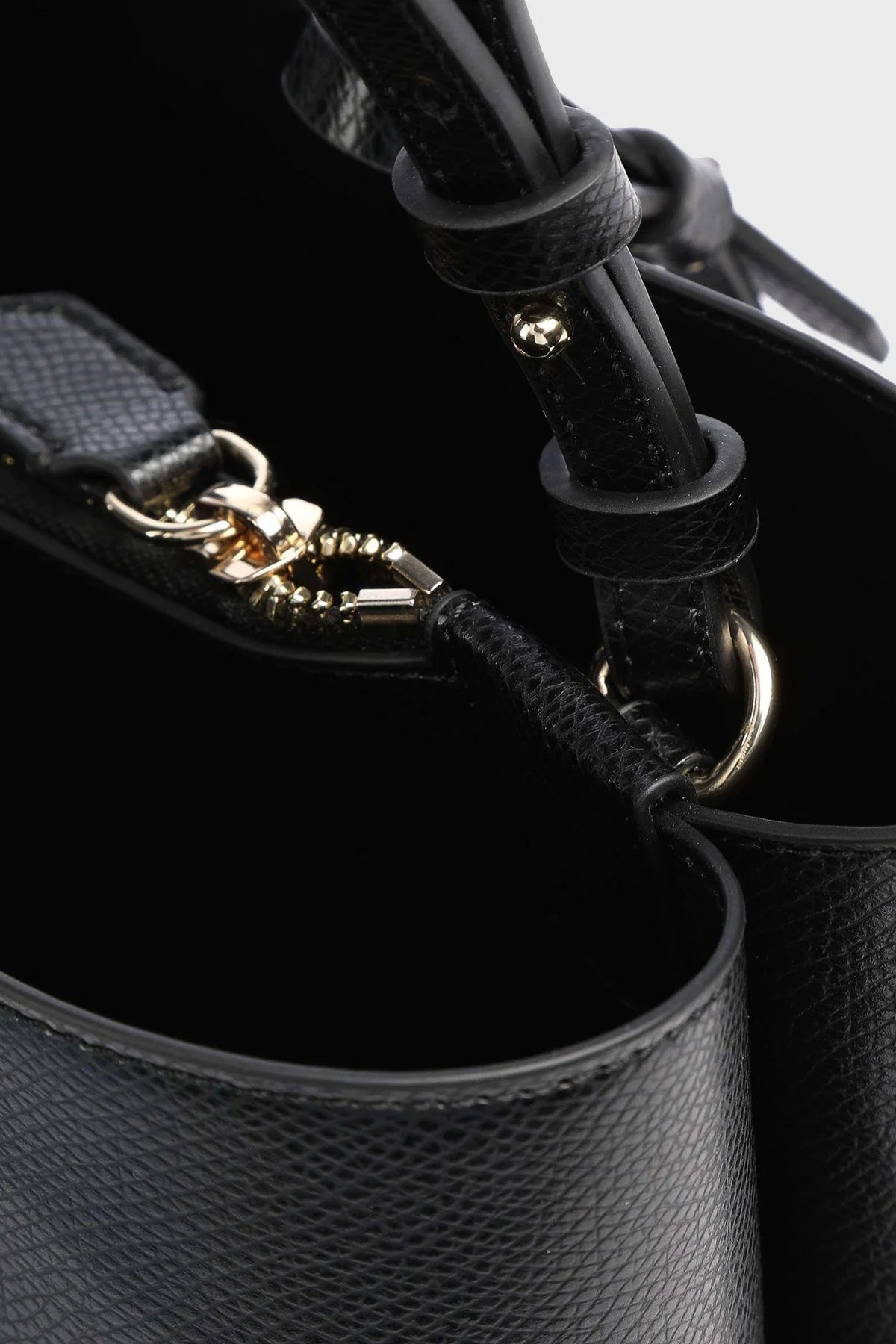 Emporio Armani Logolu Fermuarlı Bayan Çanta Y3D245 YH15A 81386 SİYAH - 4