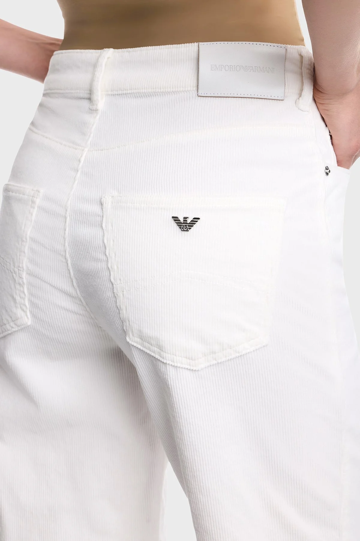 Emporio Armani Pamuklu Düğme Ve Fermuarlı Düz Paça Jeans Kadın Kot Pantolon EW003498 AF17028 U0006 Beyaz - 4