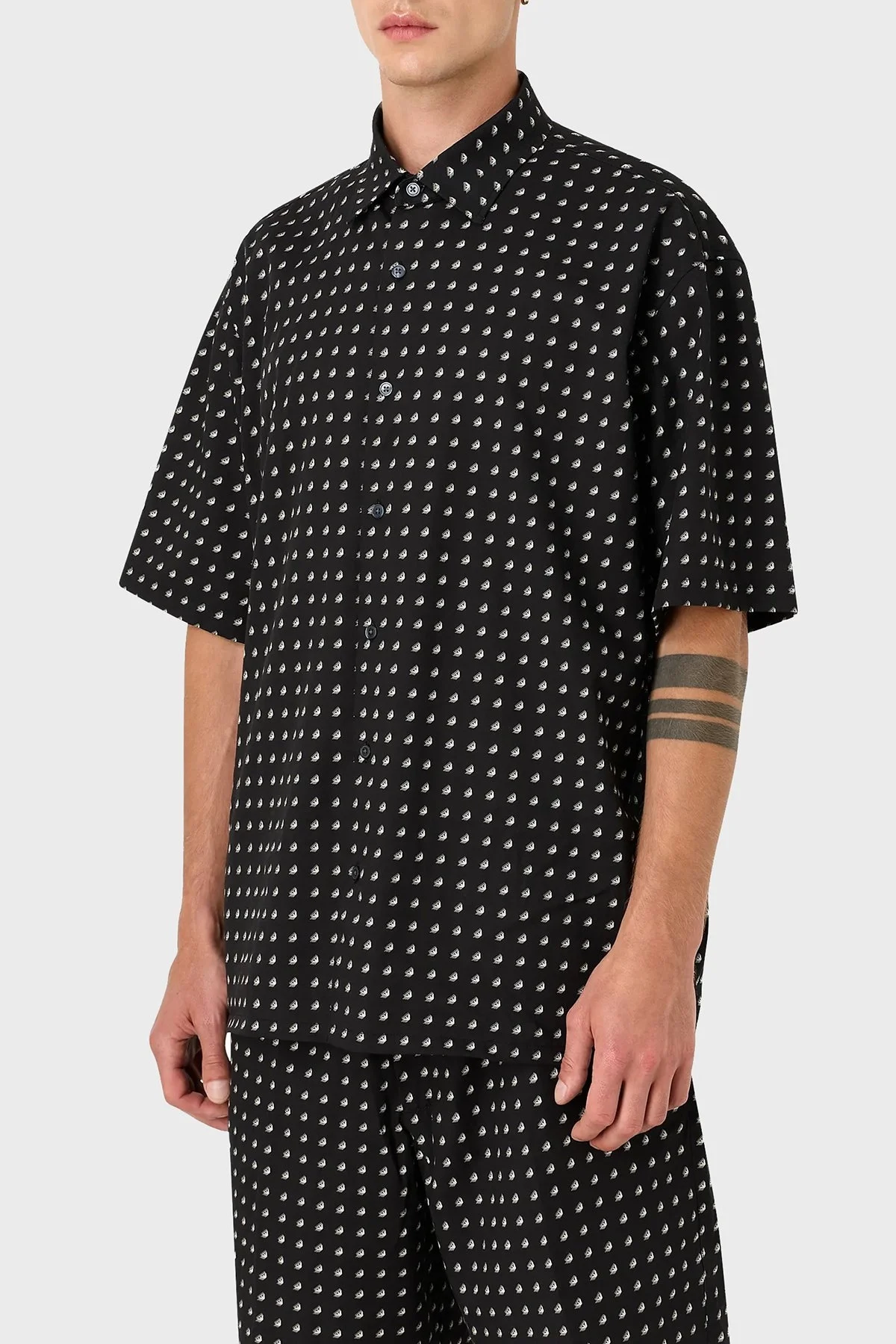 Emporio Armani Pamuklu İpeksi Oversize Kısa Kollu Erkek Gömlek 3D1CG7 1NRDZ F013 SİYAH - 1