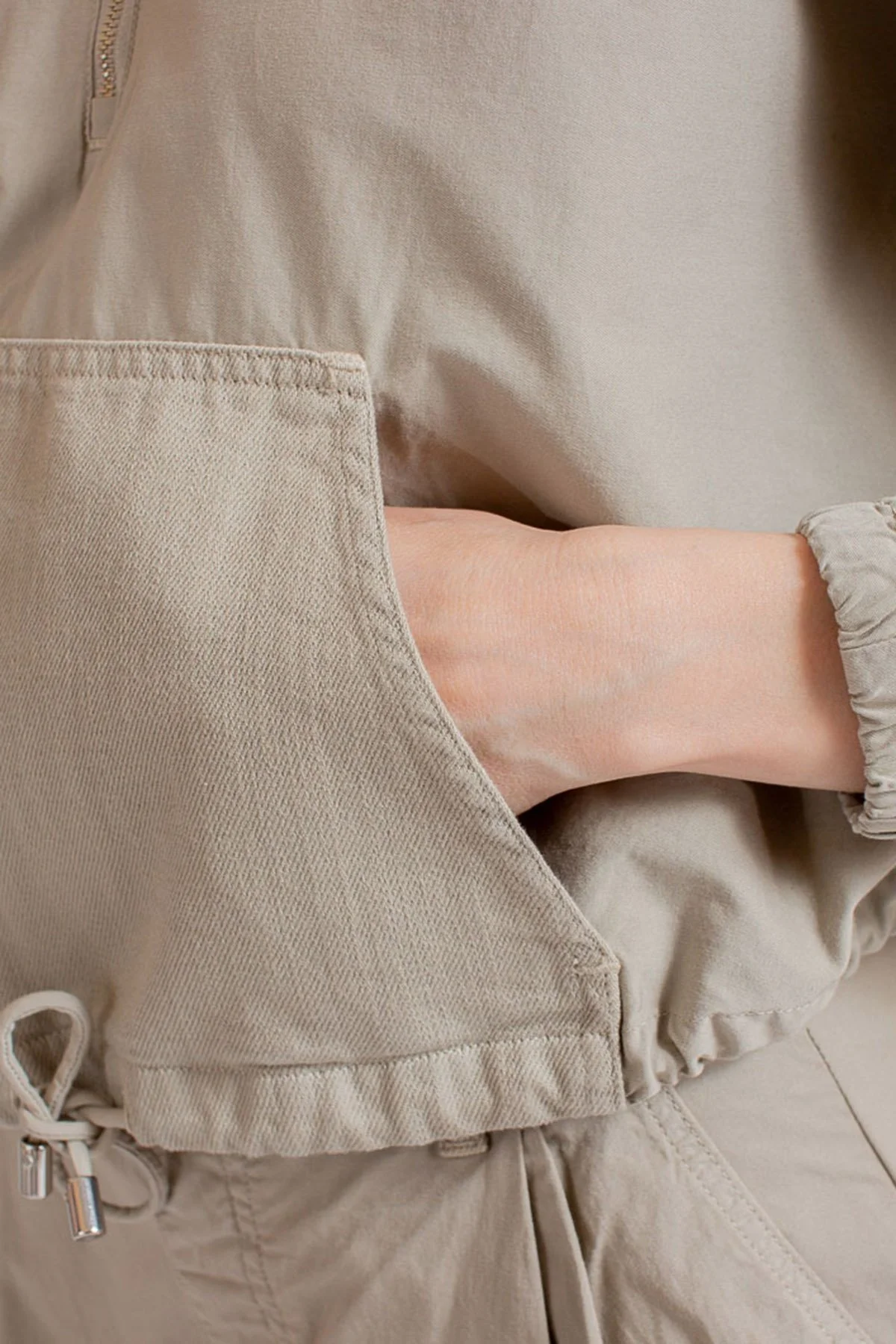 Emporio Armani Pamuklu Kapüşonlu Kanguru Cepli Mevsimlik İnce Bayan Ceket 3R2K62 2NP9Z 0106 BEJ - 3