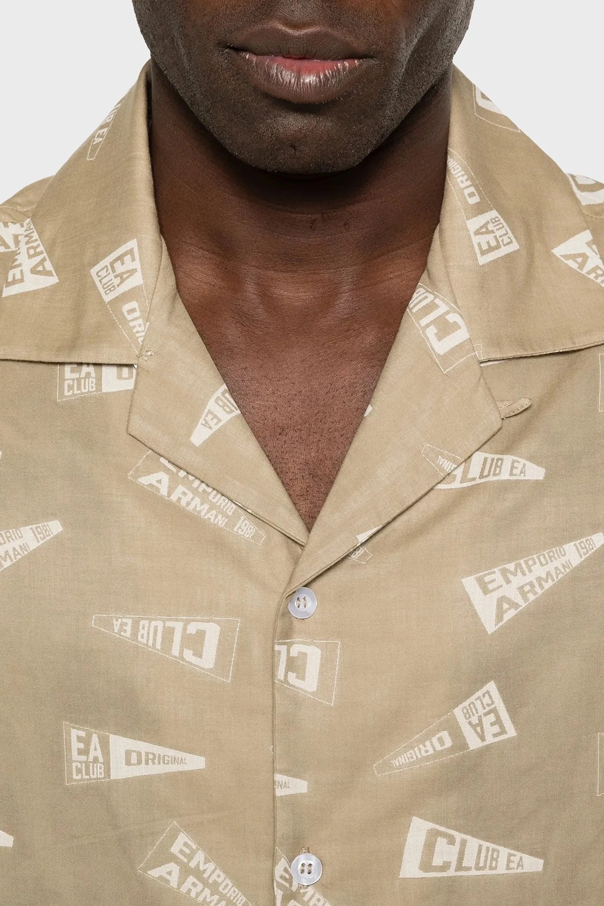 Emporio Armani Pamuklu Logo Desenli Relaxed Fit Kısa Kollu Erkek Gömlek EM001084 AF22078 F1187 KOYU BEJ - 4