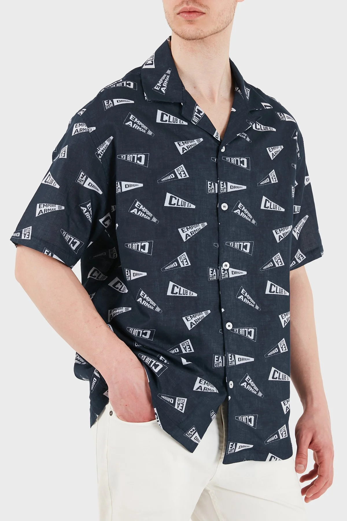 Emporio Armani Pamuklu Logo Desenli Relaxed Fit Kısa Kollu Erkek Gömlek EM001084 AF22078 FB465 LACİVERT - 1
