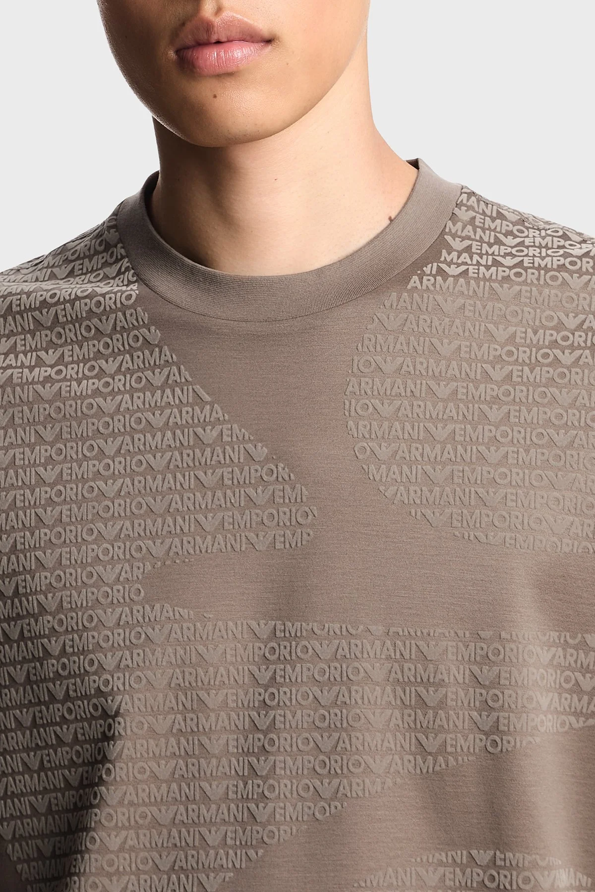 Emporio Armani Pamuklu Regular Fit Bisiklet Yaka Tamamı Logolu Erkek T Shirt EM002957 AF10017 F6130 KAHVE - 4