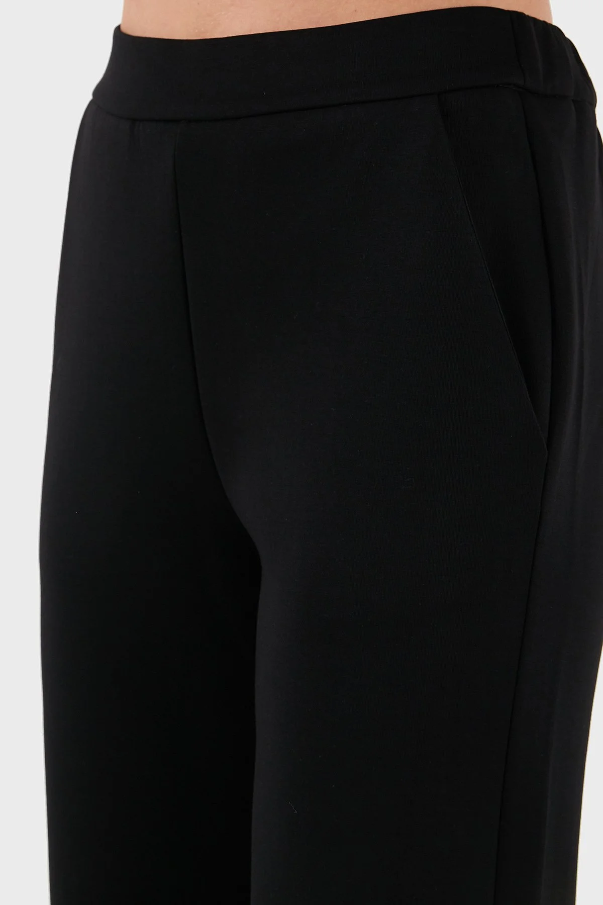 Emporio Armani Pamuklu Regular Fit Lastikli Bel Düz Paça Bayan Pantolon EW001362 AF10002 UC001 SİYAH - 6