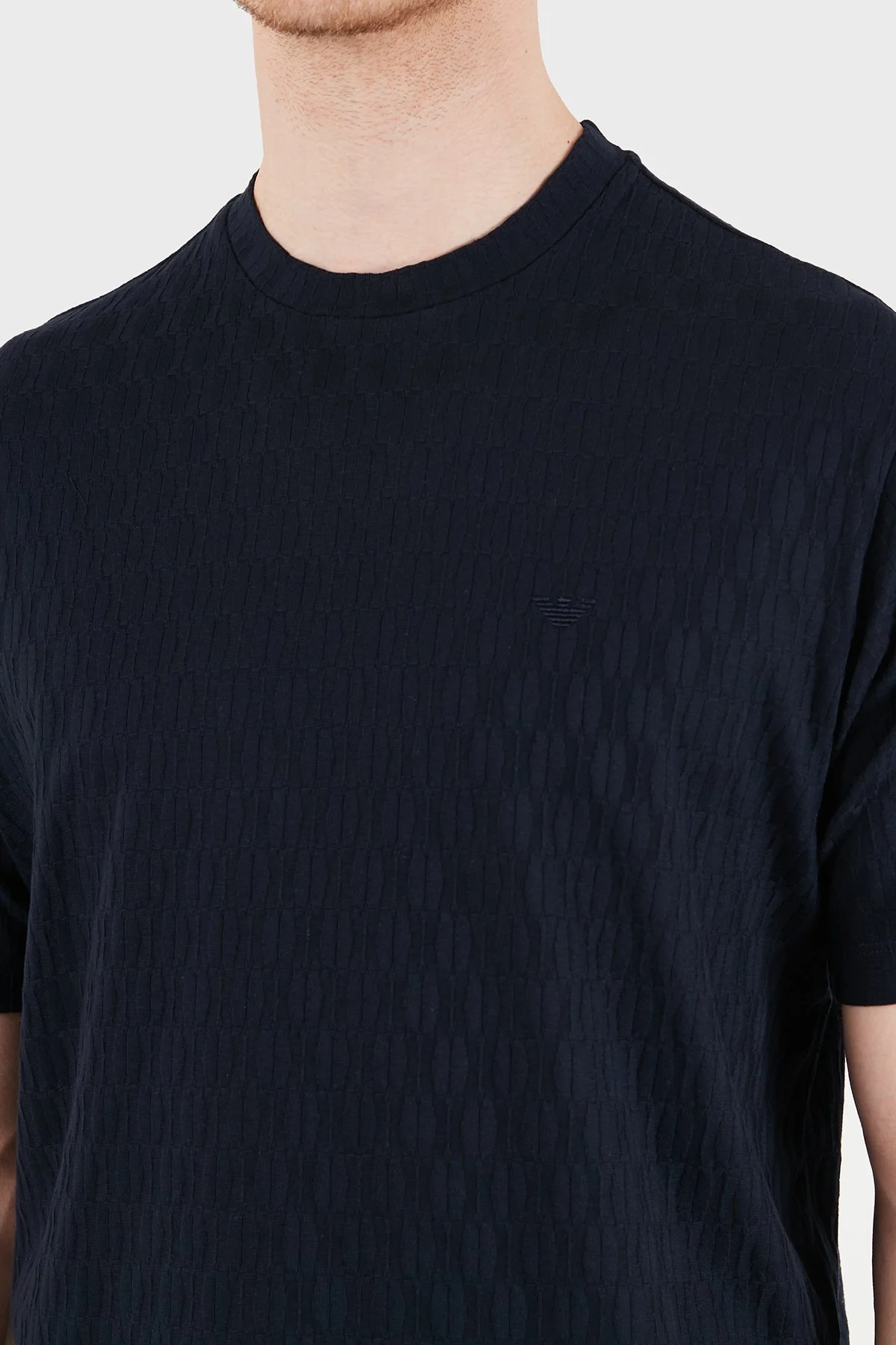 Emporio Armani Pamuklu Regular Fit Logolu Bisiklet Yaka Jakarlı Erkek T Shirt EM005699 AF25298 UB109 LACİVERT - 7