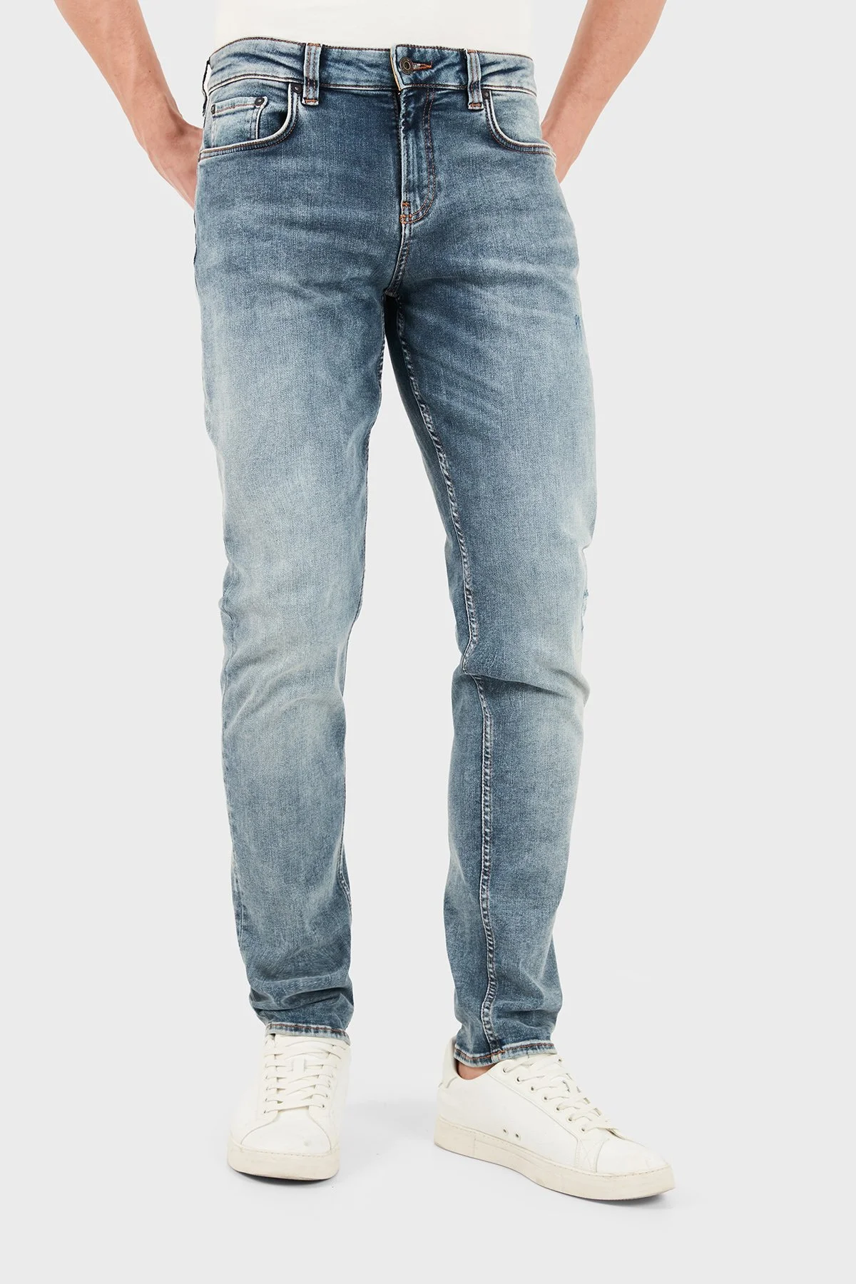Emporio Armani Pamuklu Slim Fit Dar Paça Erkek Kot Pantolon EM006514 AF27789 MB003 Açık mavi - 4