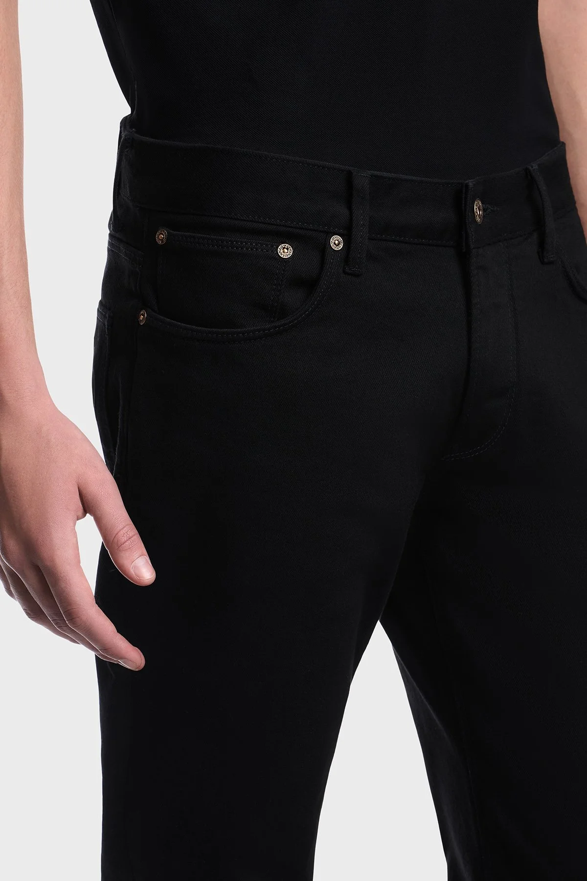 Emporio Armani Pamuklu Slim Fit Düşük Bel Jeans Erkek Kot Pantolon EM000121 AF27706 MC002 Siyah - 5