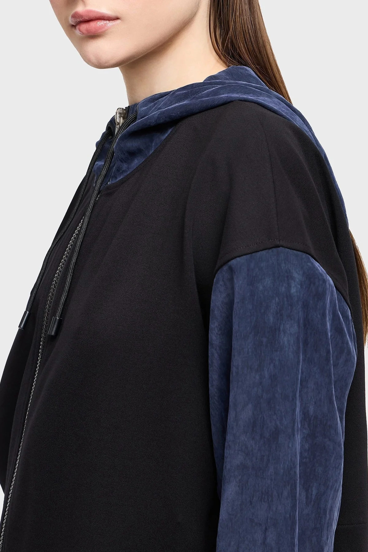 Emporio Armani Regular Fit Kapüşonlu Fermuarlı Bayan Ceket EW001032 AF12911 UC001 SİYAH - 8