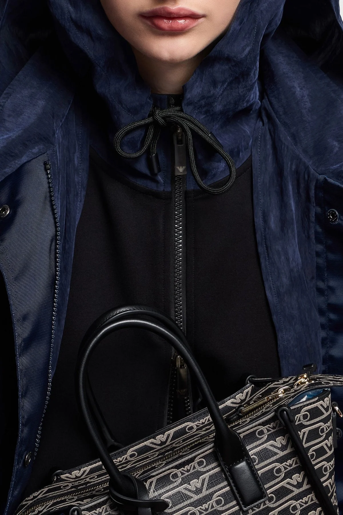 Emporio Armani Regular Fit Kapüşonlu Fermuarlı Bayan Ceket EW001032 AF12911 UC001 SİYAH - 9