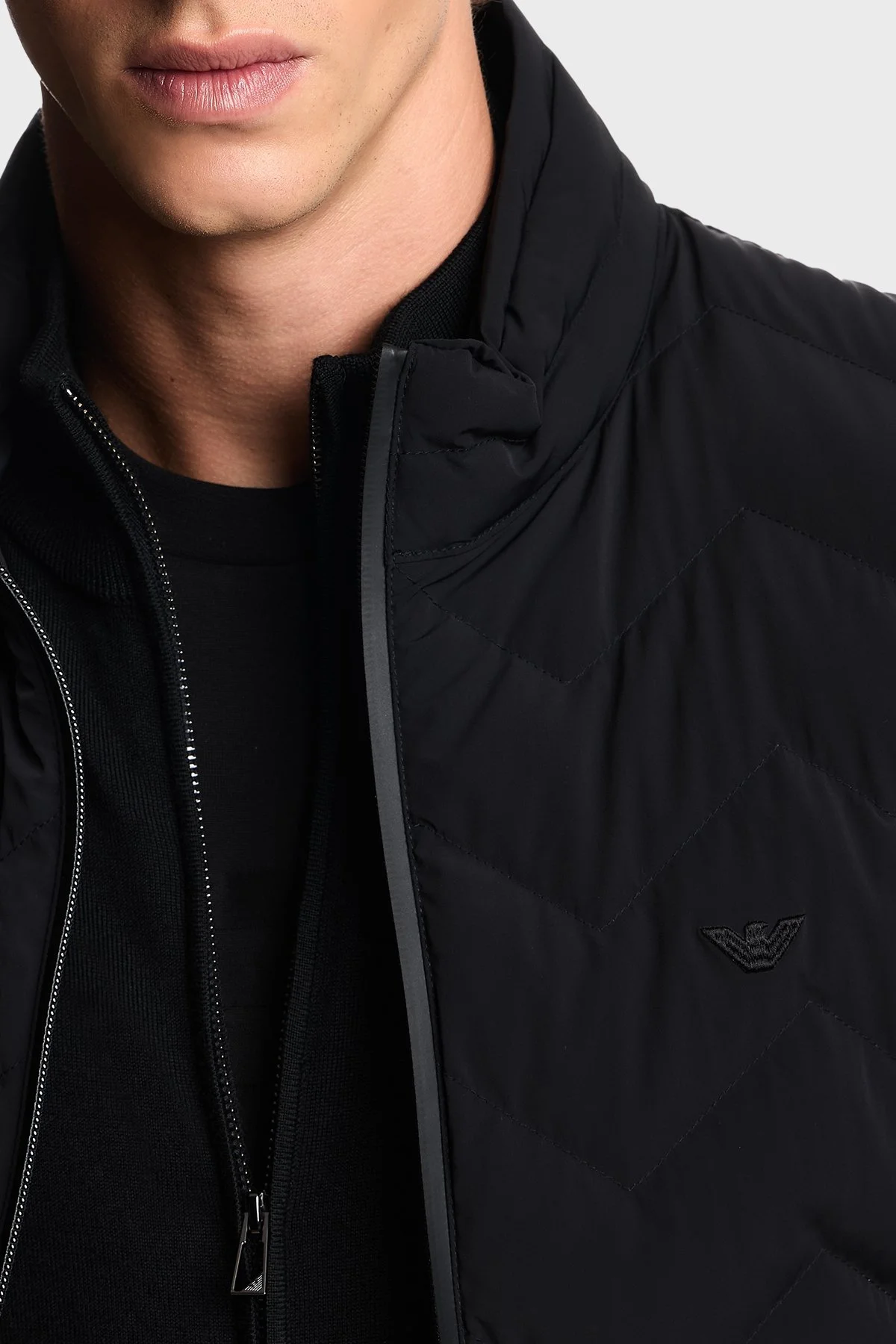 Emporio Armani Regular Fit Logolu Kapitoneli Dik Yaka Şişme Erkek Yelek EM004946 AF18499 UC001 SİYAH - 4