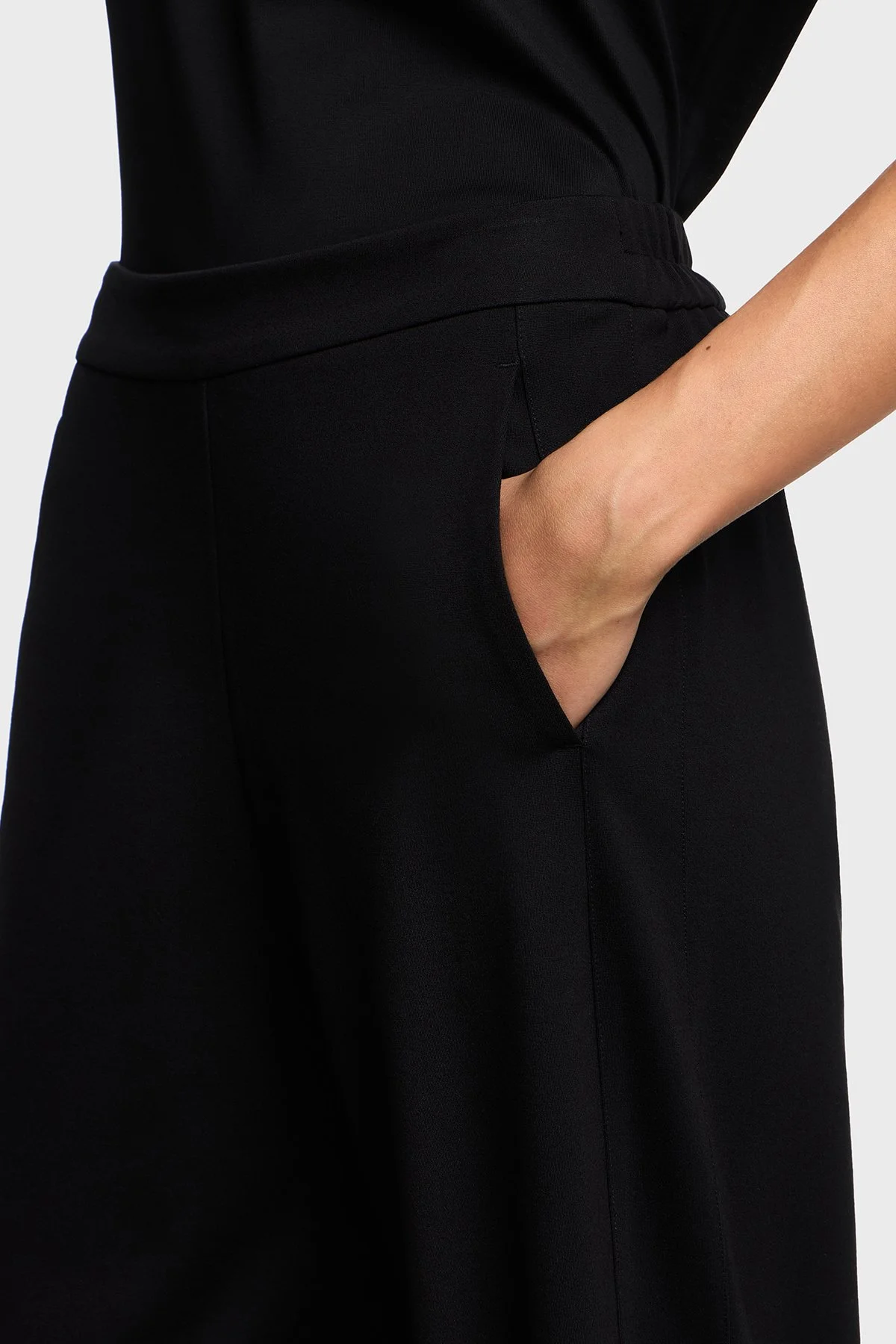 Emporio Armani Relaxed Fit Lastikli Bel Geniş Paça Bayan Pantolon EW002921 AF12911 UC001 SİYAH - 4