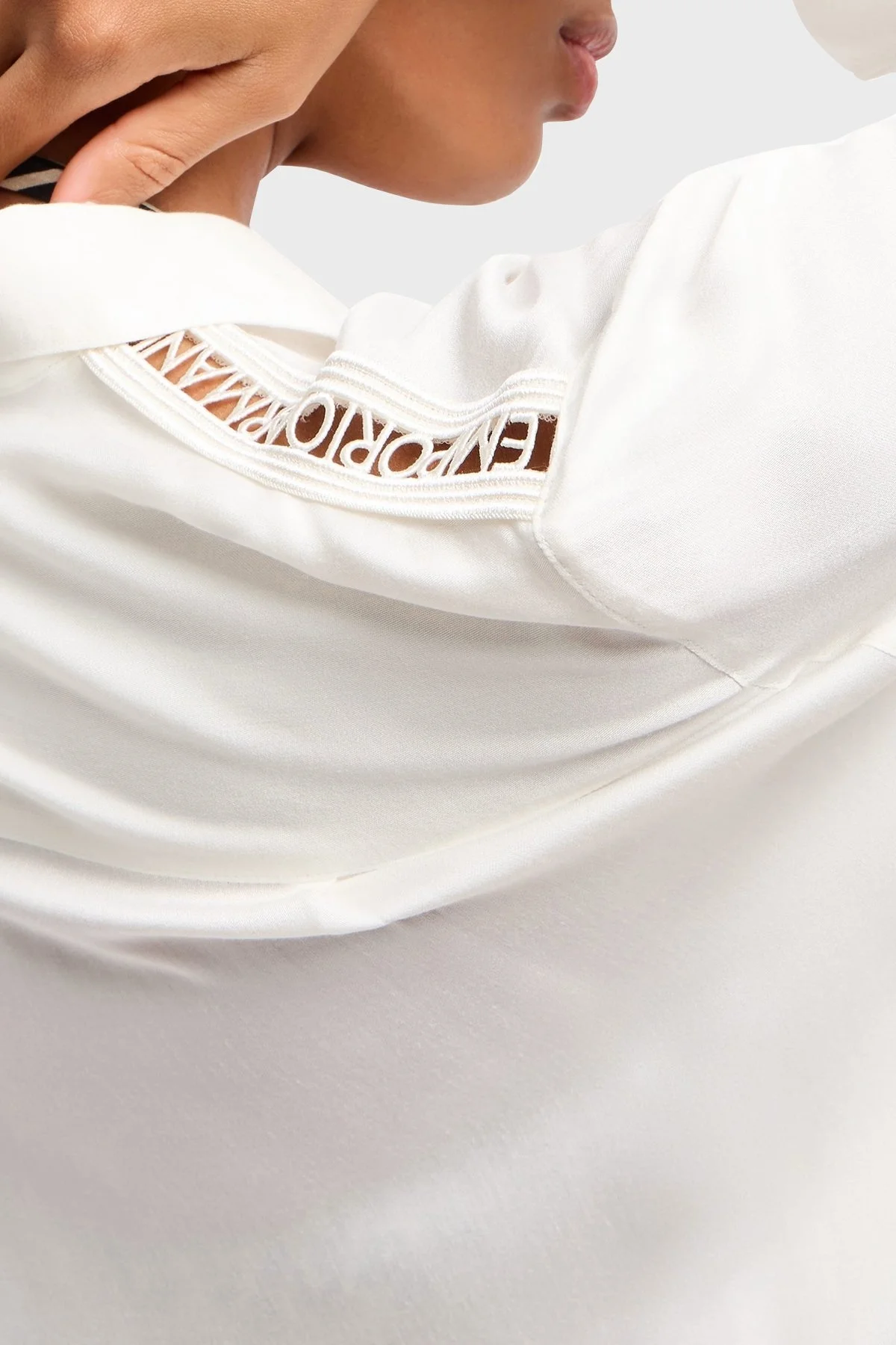 Emporio Armani Relaxed Fit Logolu Dantel Detaylı Kısa Bayan Gömlek Elbise EW000568 AF12188 U1131 BEYAZ - 6