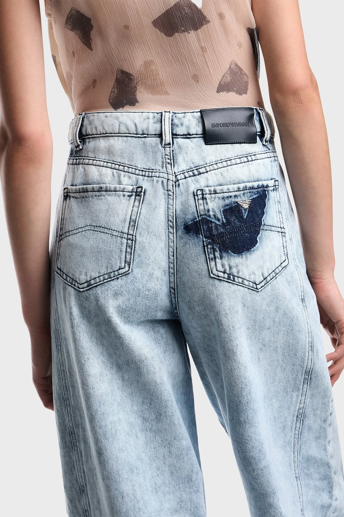Emporio Armani Relaxed Fit Yüksek Bel Geniş Paça Jeans Kadın Kot Pantolon EW004409 AF21085 MB003 AÇIK MAVİ - 4