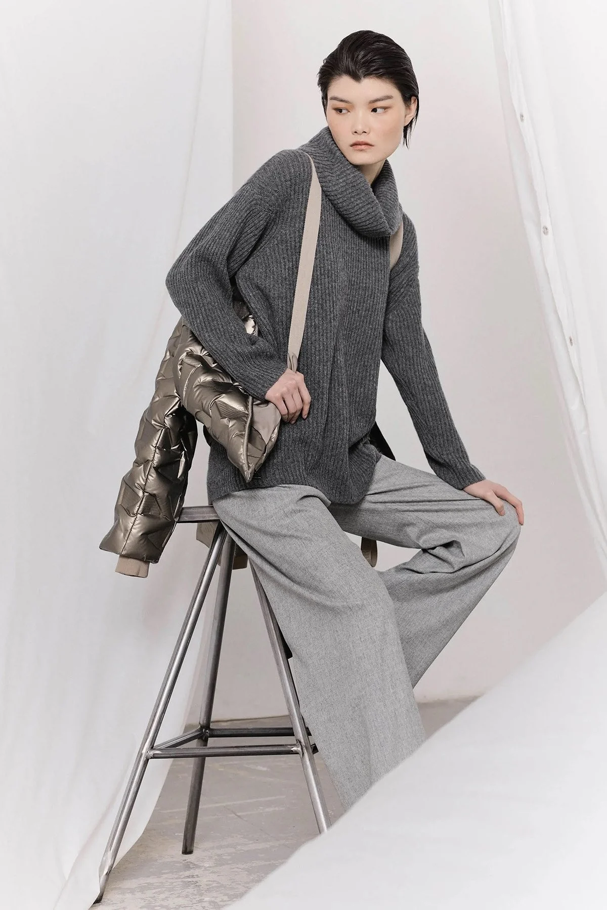 Emporio Armani Su Geçirmez Dik Yaka Kapitone Şişme Bayan Mont 6R2B86 2NFJZ 0226 KOYU GRİ - 5