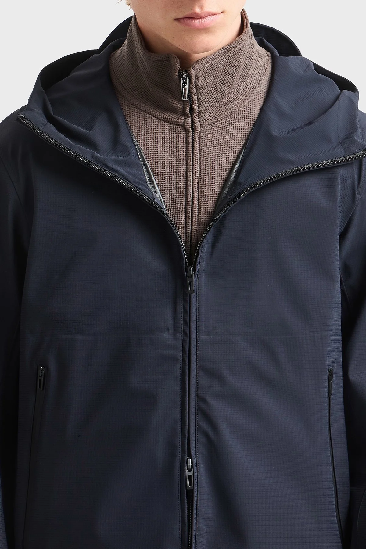 Emporio Armani Su itici Regular Fit Rüzgar Geçirmez Kapüşonlu Erkek Mont EM000818 AF13090 UB118 LACİVERT - 9