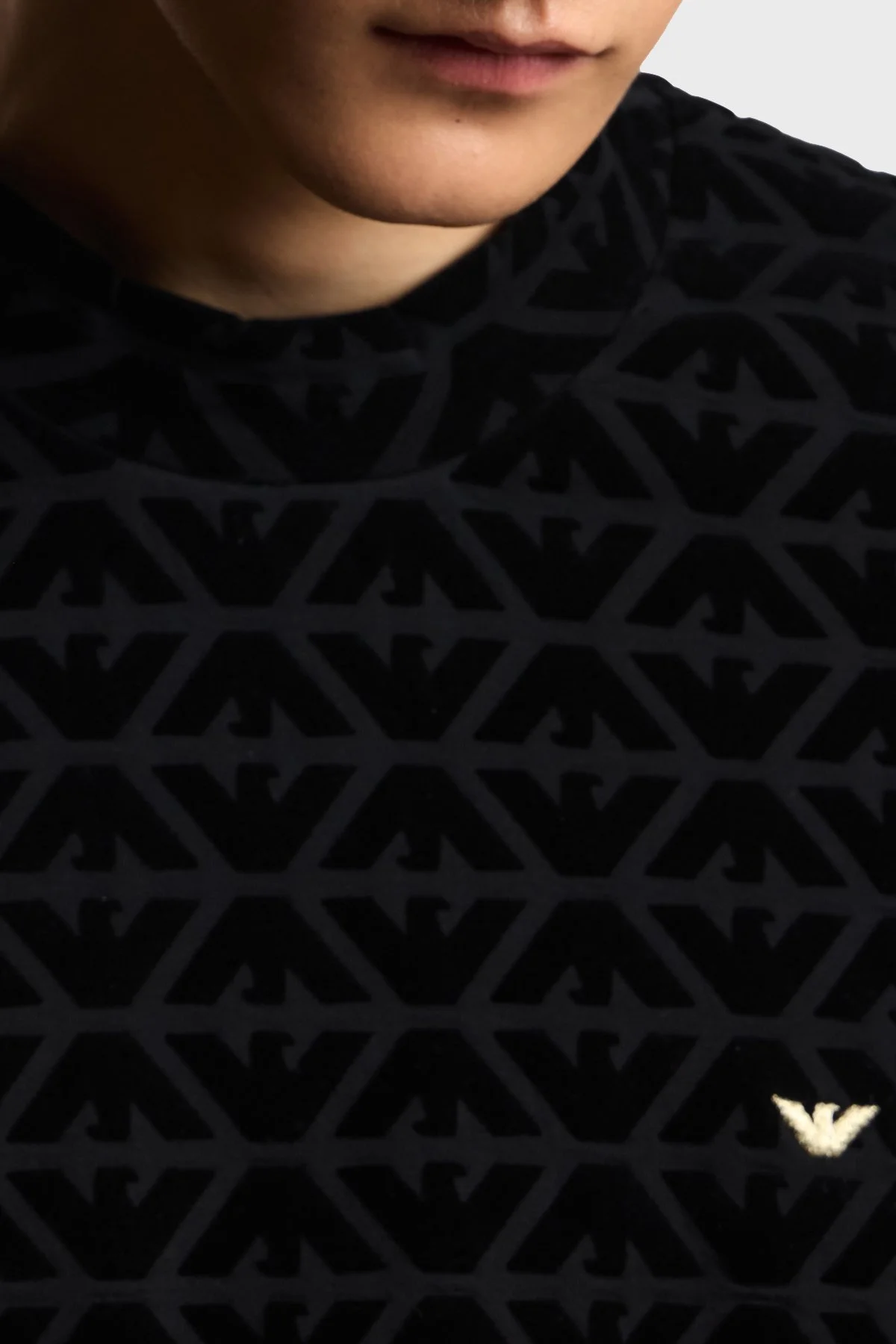 Emporio Armani Tamamı Kabartma Logolu Regular Fit Kadife Dokulu Erkek Sweat EM005164 AF10013 FC307 SİYAH - 4