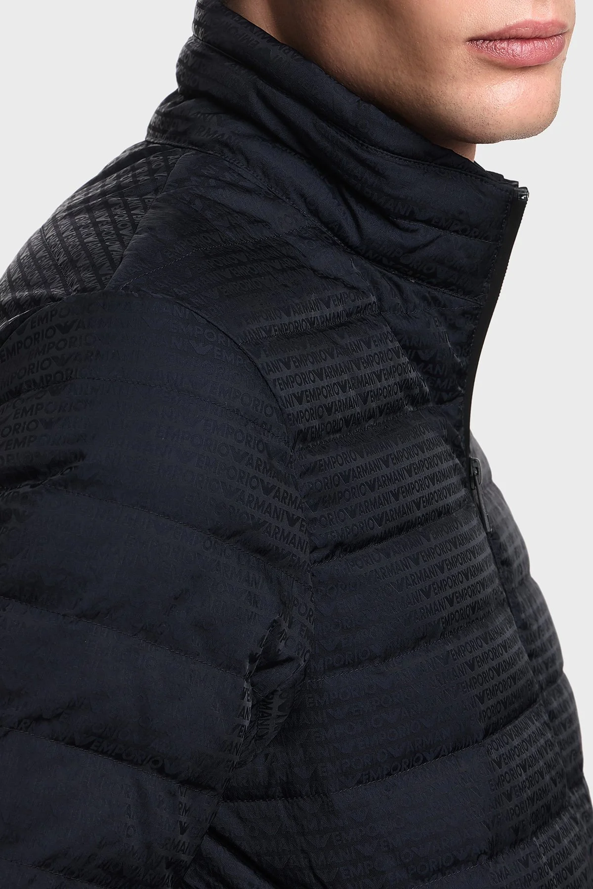 Emporio Armani Tamamı Logolu Dik Yaka Su İtici Erkek Mont EM004953 AF15384 UB118 Lacivert - 4