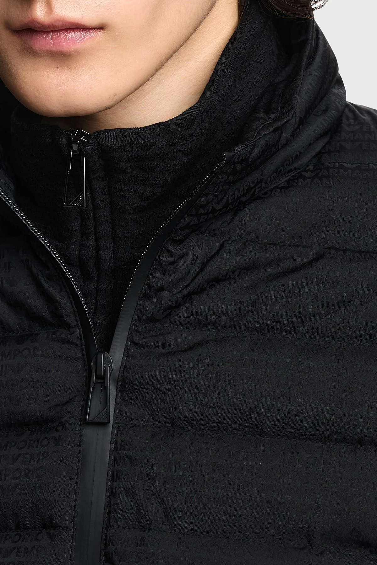 Emporio Armani Tamamı Logolu Dik Yaka Su İtici Erkek Mont EM004953 AF15384 UC001 Siyah - 4
