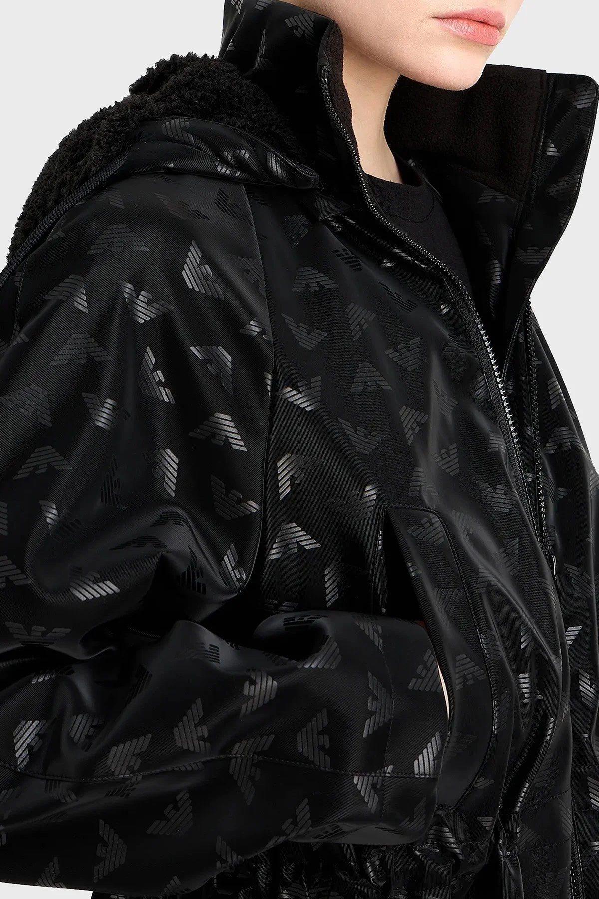 Emporio Armani Tamamı Logolu Polar Astarlı Gabardin Kumaştan Kapüşonlu Bayan Ceket 6R2B82 2NFHZ 0999 SİYAH - 4