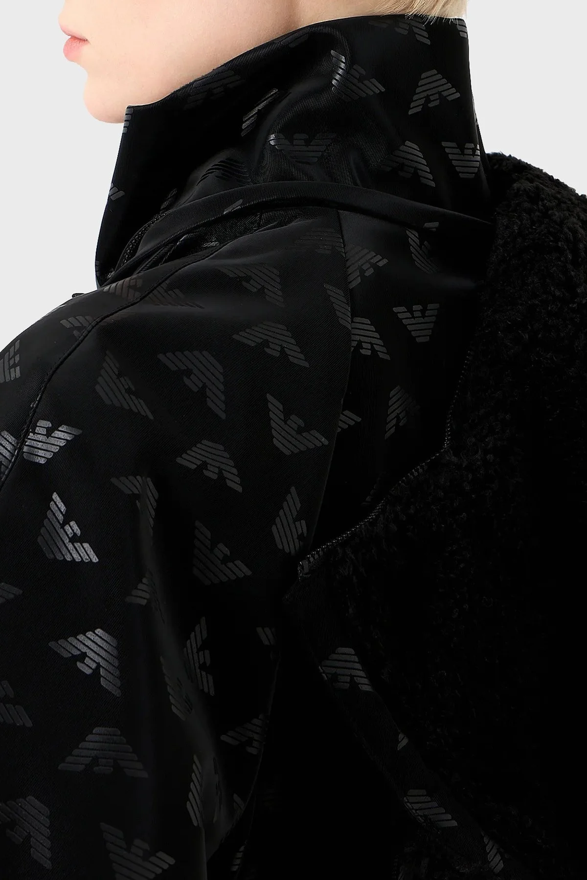 Emporio Armani Tamamı Logolu Polar Astarlı Gabardin Kumaştan Kapüşonlu Bayan Ceket 6R2B82 2NFHZ 0999 SİYAH - 5