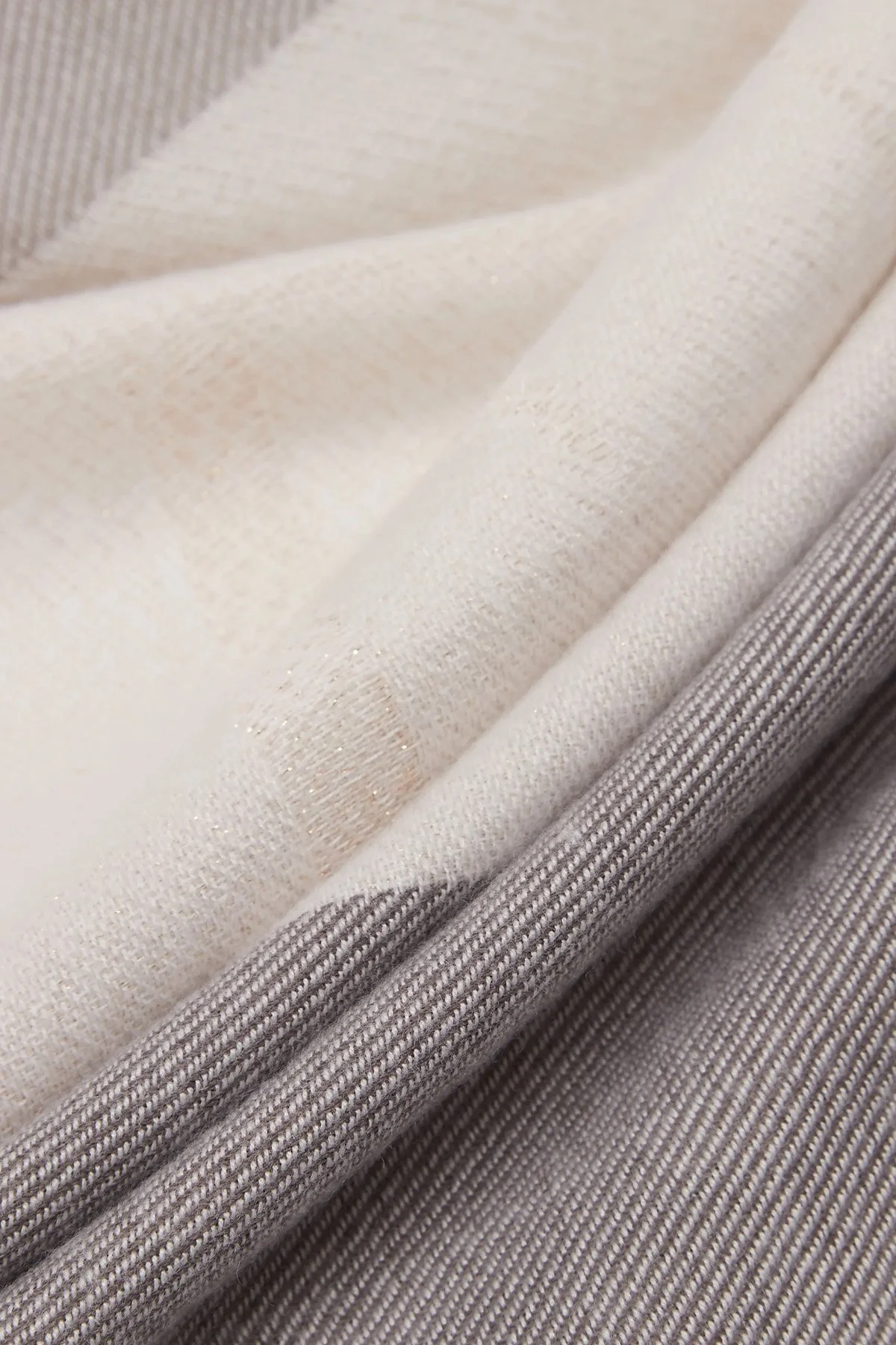 Emporio Armani Yumuşak Dokulu 186x148 cm Bayan Şal 635232 2F462 24241 GRİ - 3