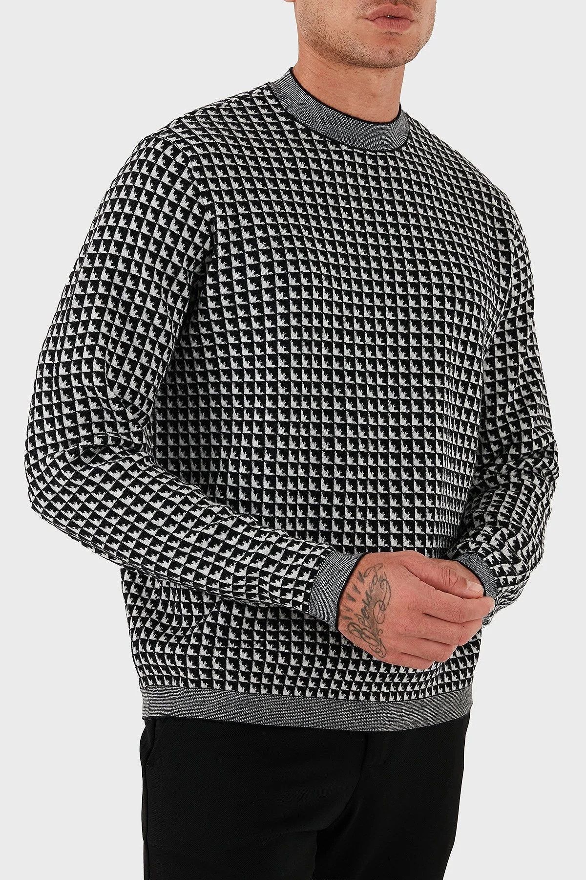 Emporio Armani Yünlü Jakarlı Logo Baskılı Regular Fit Bisiklet Yaka Erkek Kazak EM001989 AF14199 FC043 SİYAH-BEYAZ - 7