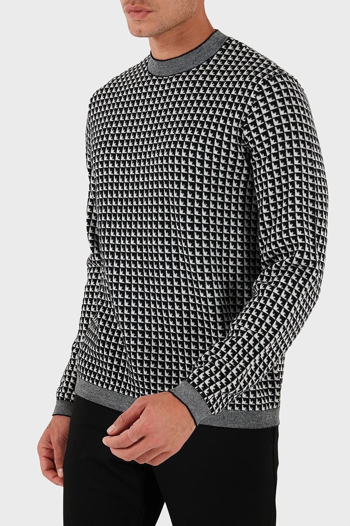 Emporio Armani Yünlü Jakarlı Logo Baskılı Regular Fit Bisiklet Yaka Erkek Kazak EM001989 AF14199 FC043 SİYAH-BEYAZ - 10